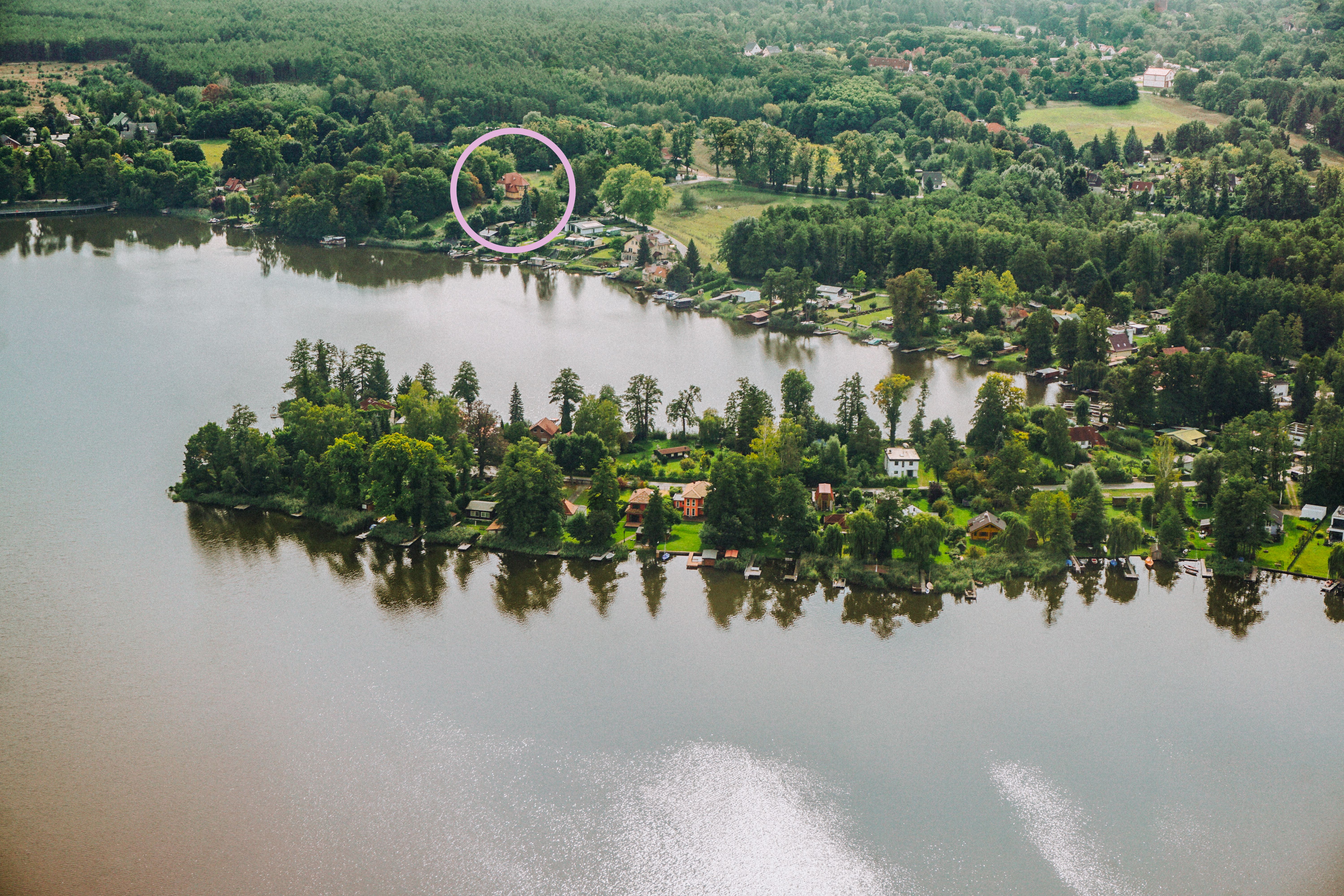 Luftbild des Teupitzer Sees und der Bucht, in der das Grundstück von Neupitz liegt, die Villa ist durch einen rosa Kreis markiert.