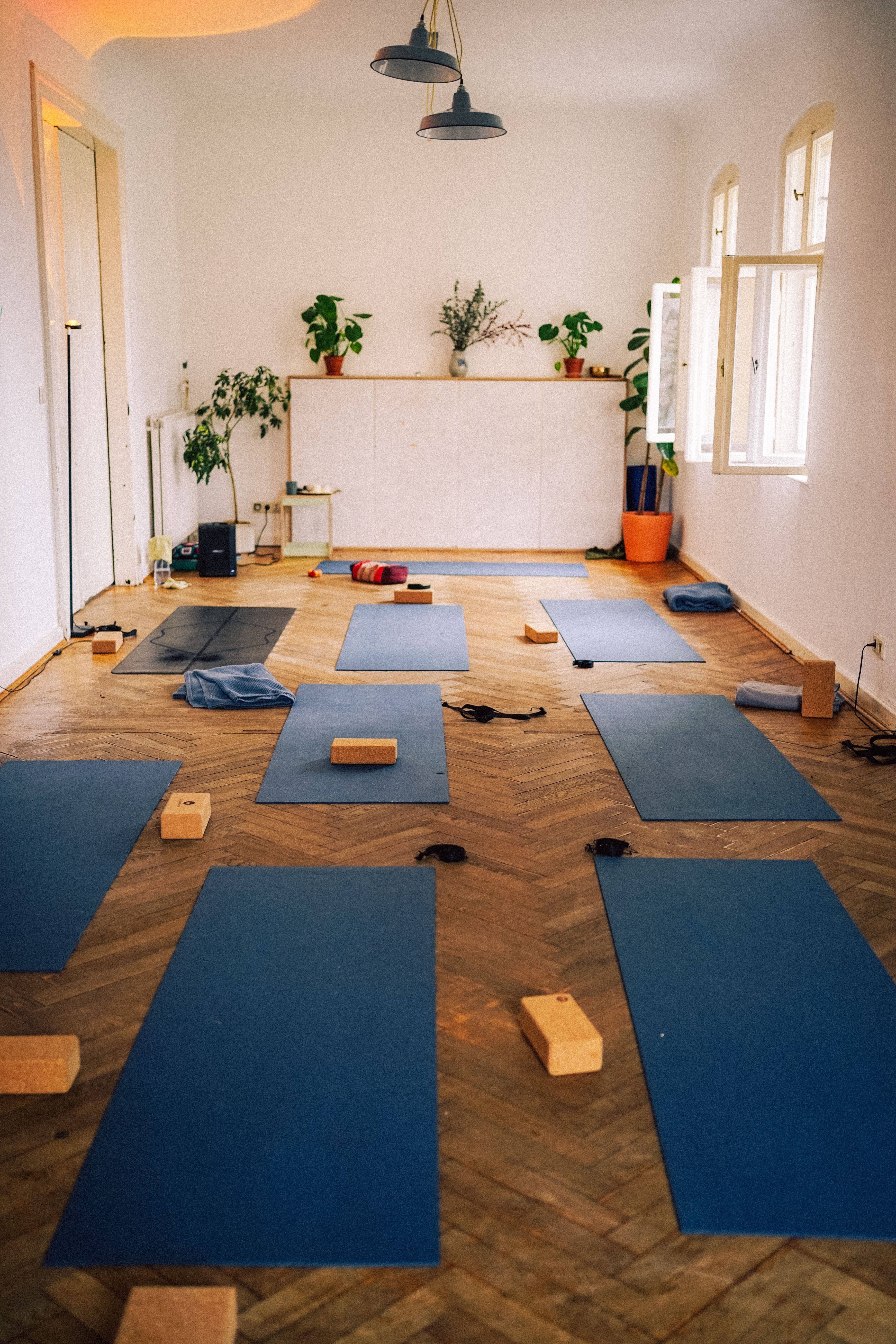 Yogamatten auf dem Fischgrätparkett im Großen Saal, Yoga-Session beim Team-Retreat