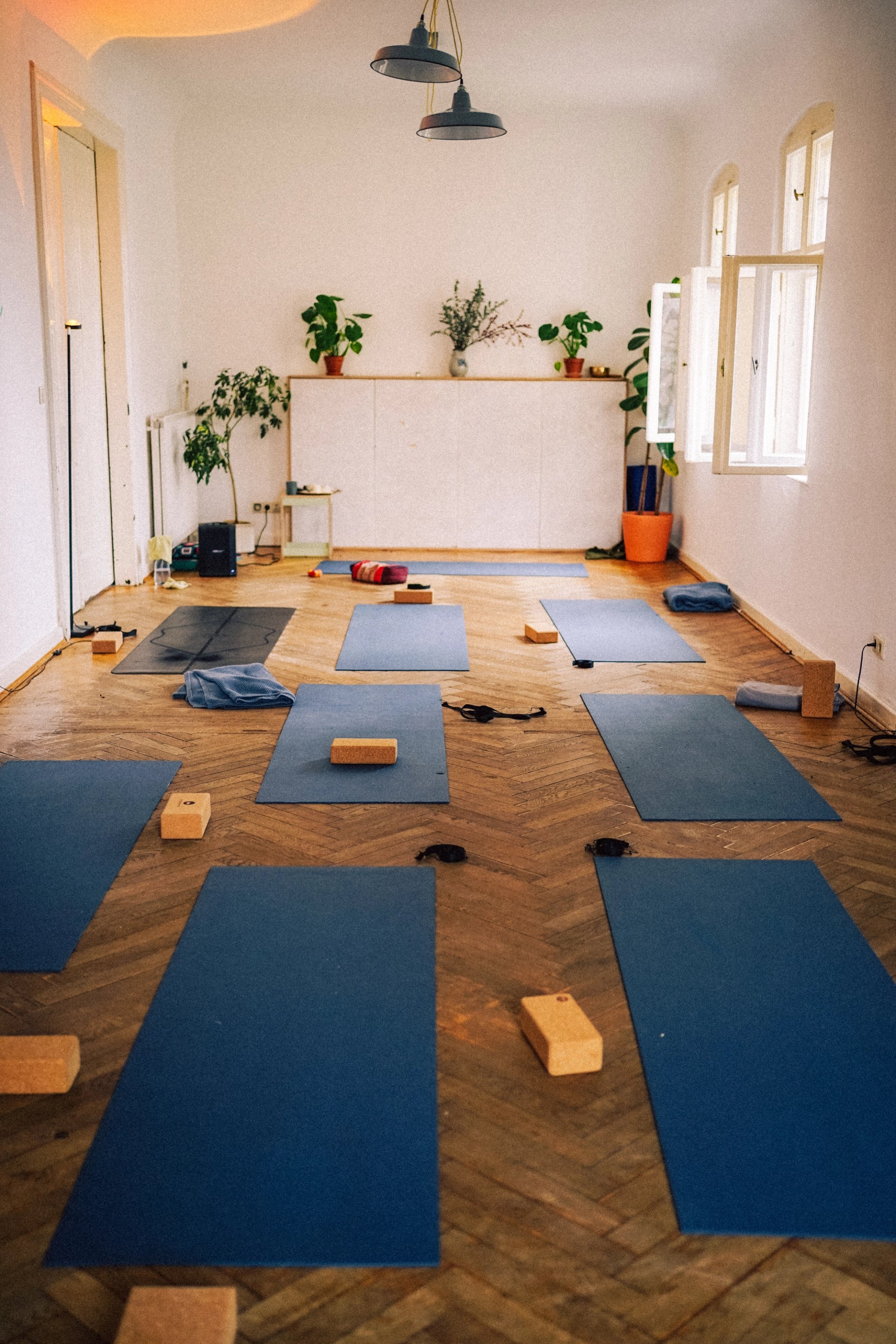 Yogamatten auf dem Fischgrätparkett im Großen Saal, Yoga-Session beim Team-Retreat