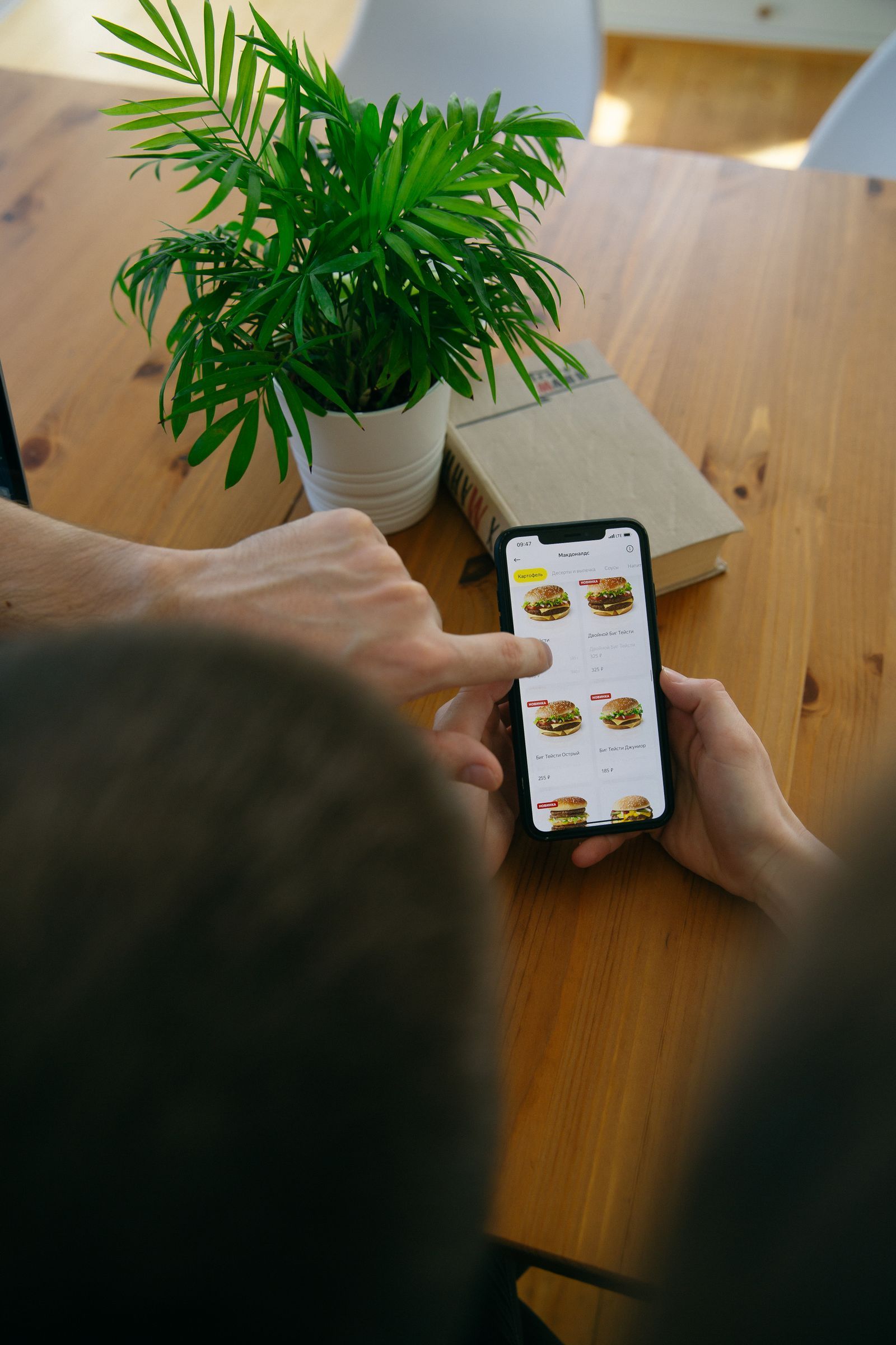 Free vs Paid QR Code Menu: How to Choose the Right Solution for Your Restaurant