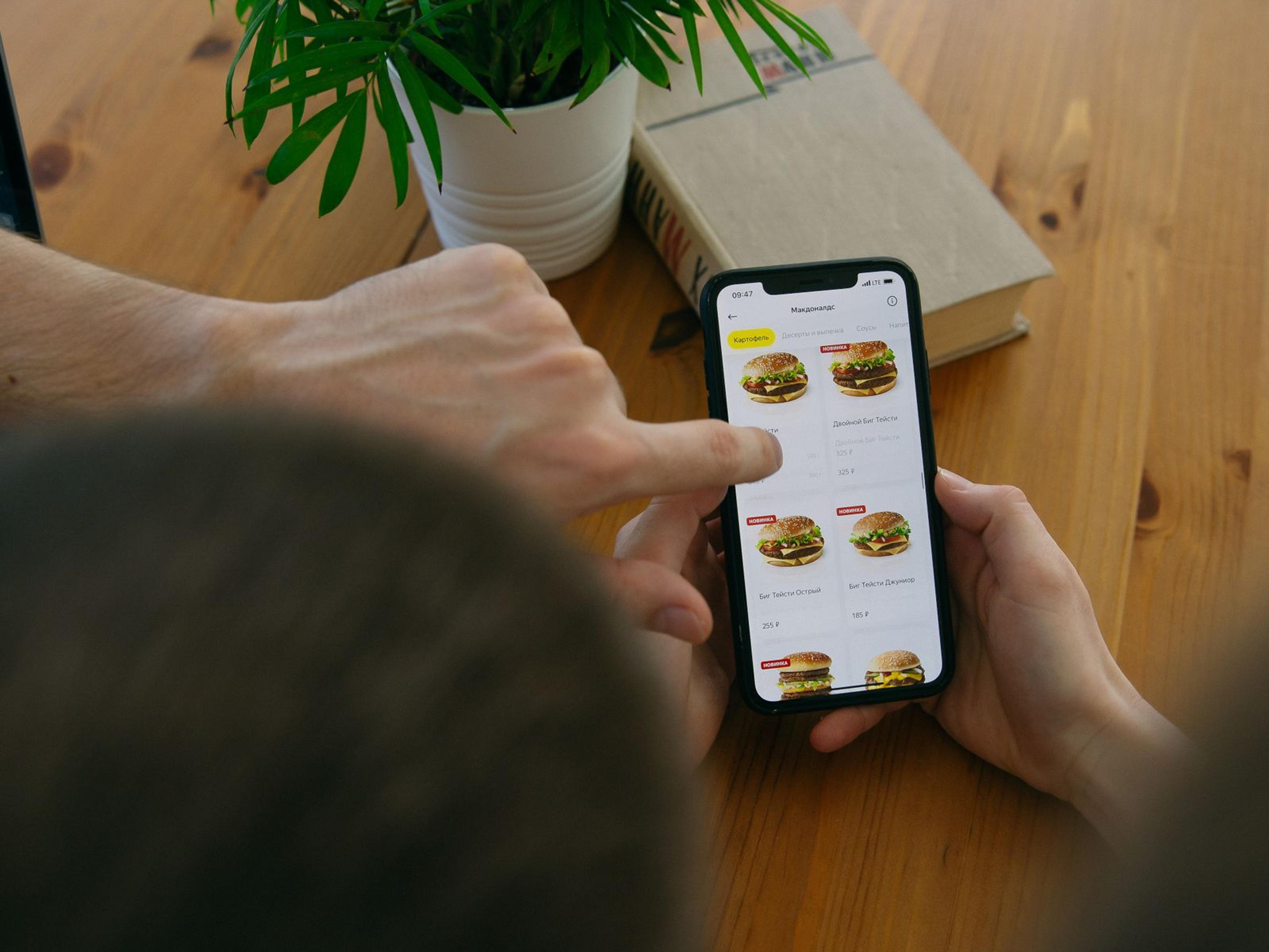 Free vs Paid QR Code Menu: How to Choose the Right Solution for Your Restaurant