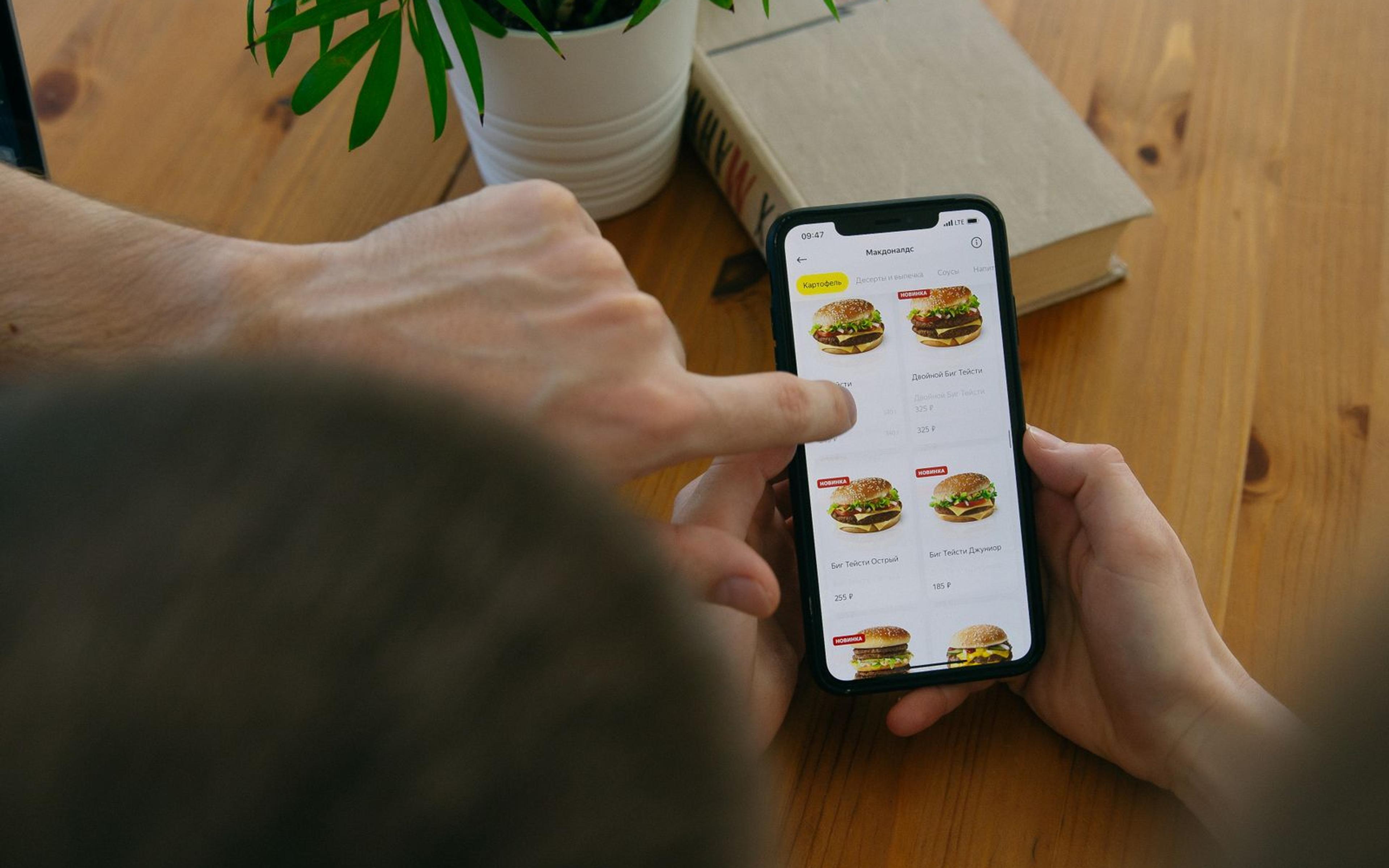 Free vs Paid QR Code Menu: How to Choose the Right Solution for Your Restaurant