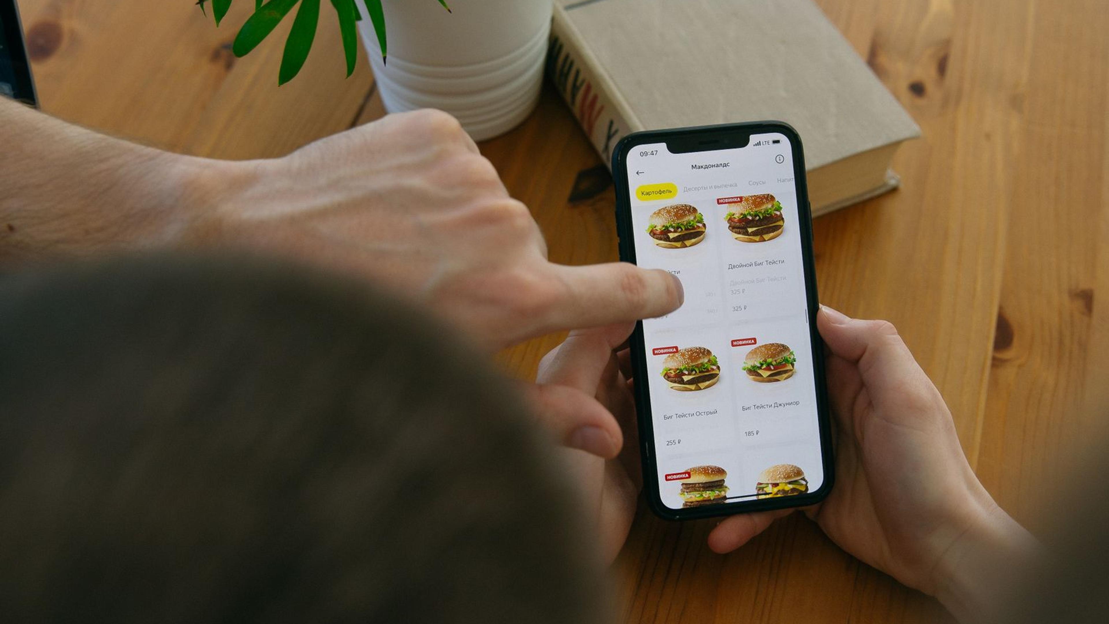 Free vs Paid QR Code Menu: How to Choose the Right Solution for Your Restaurant