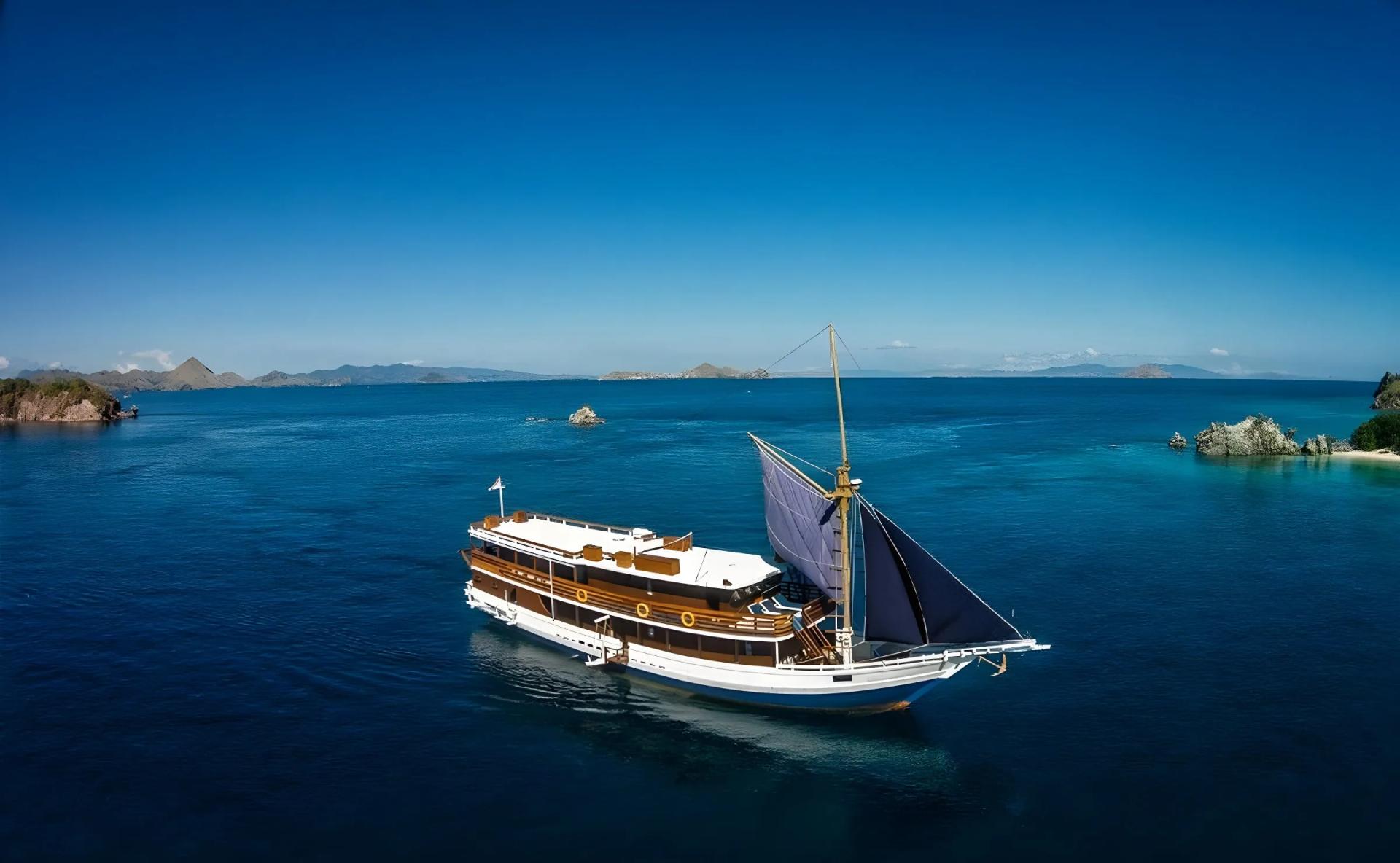 Mari phinisi liveaboard sailing in Indonesia