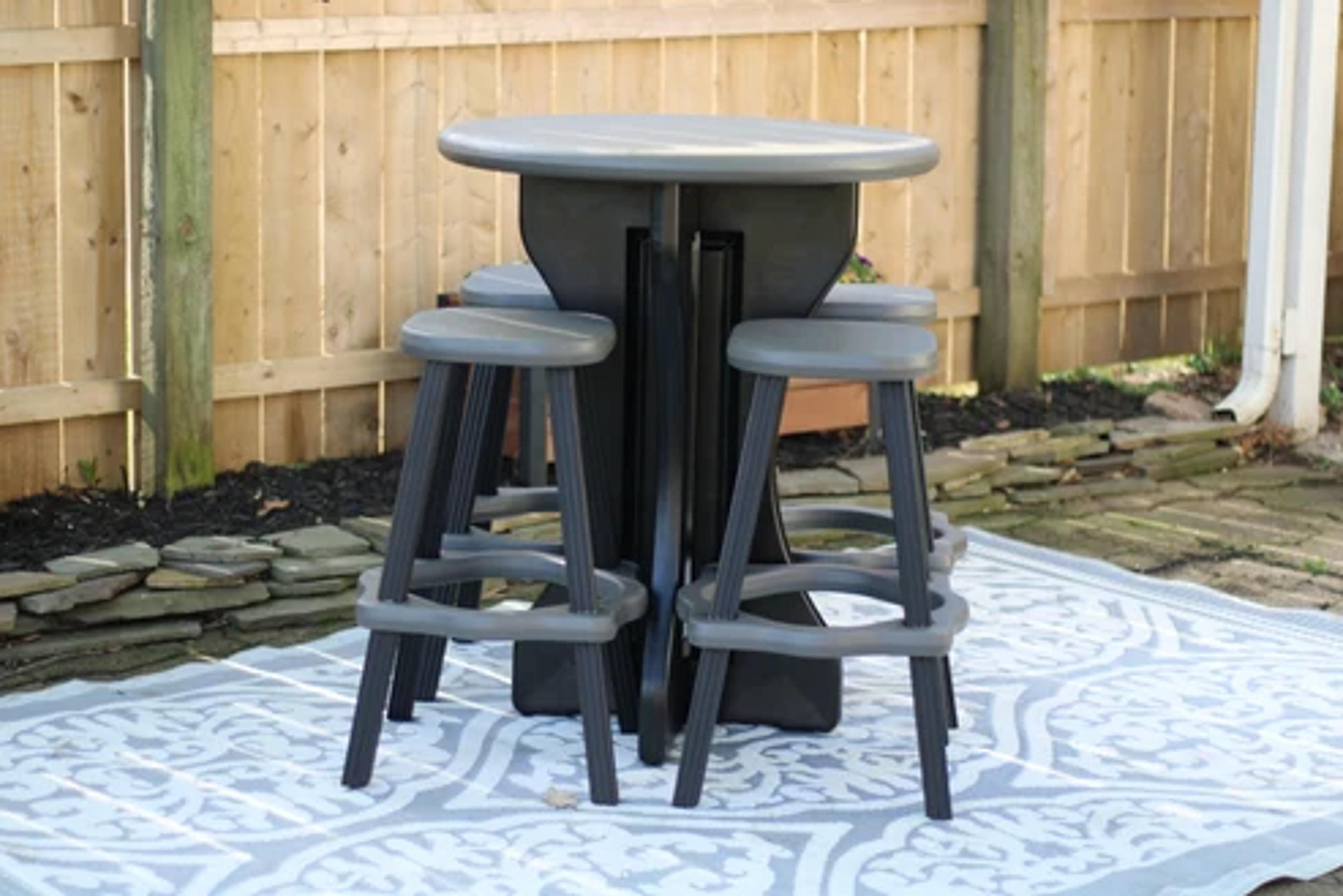 Leisure Accents Table & Stools