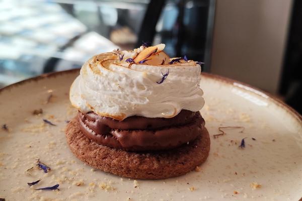 Sablé, ganache chocolat et meringue