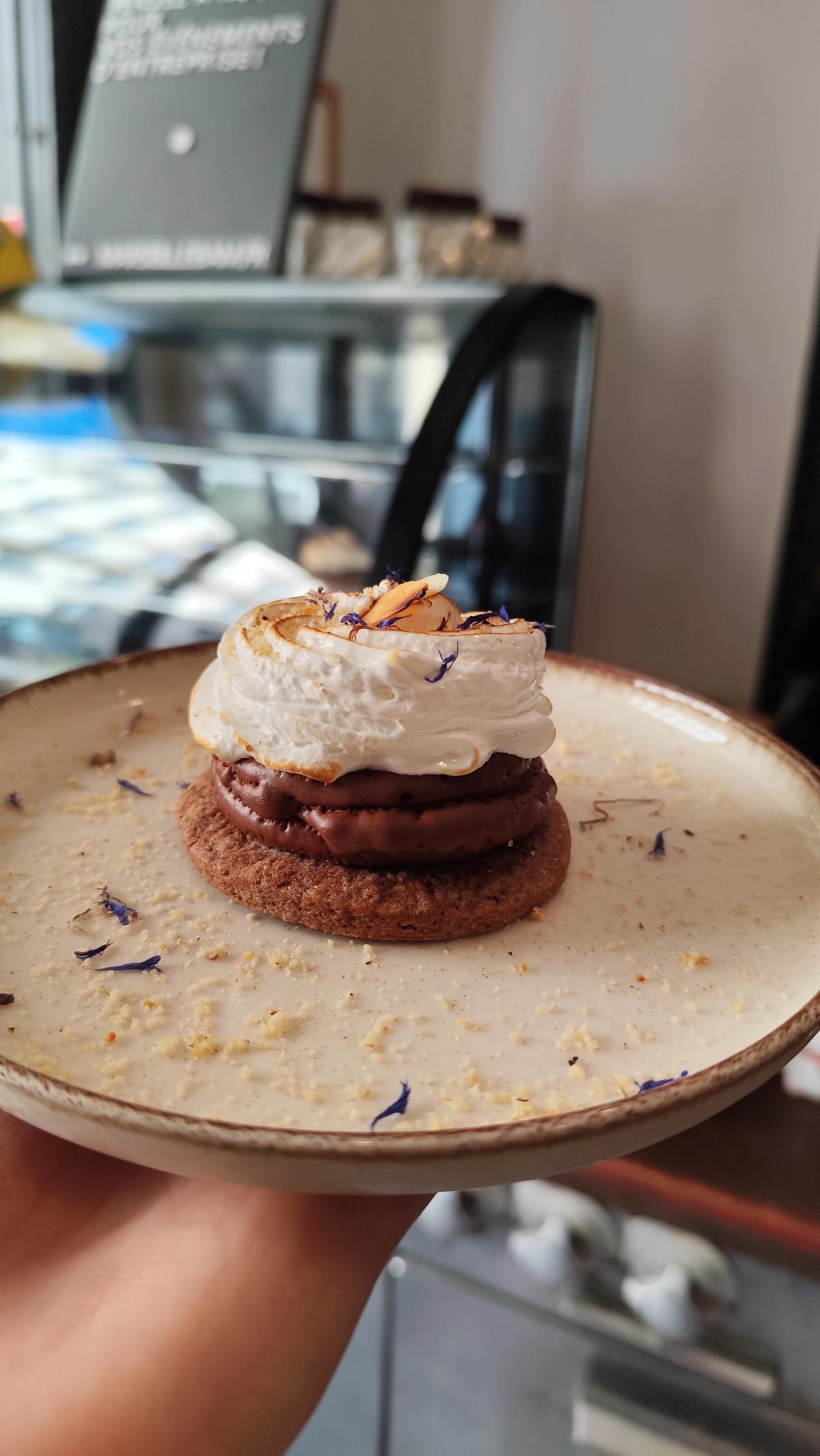 Sablé, ganache chocolat et meringue