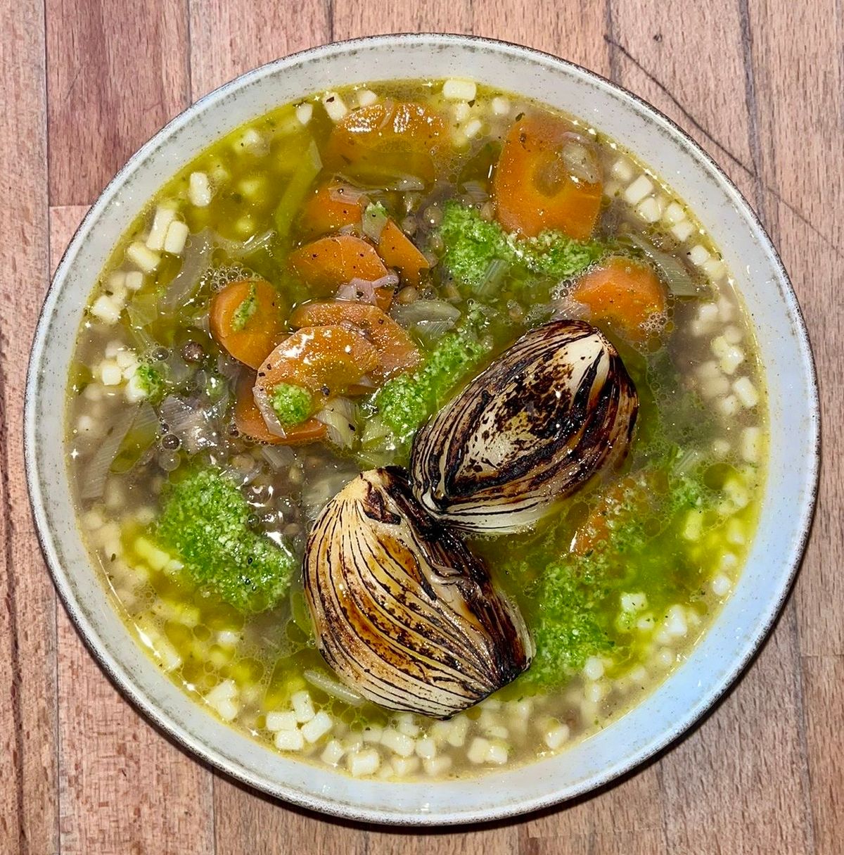 Soupe de lentilles, fregola et pesto