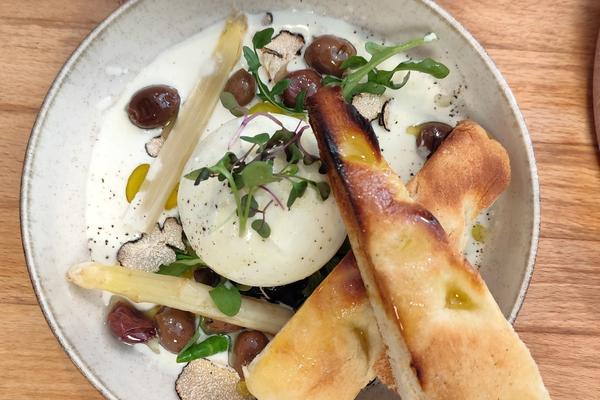 Burrata, truffe d'été et focaccia