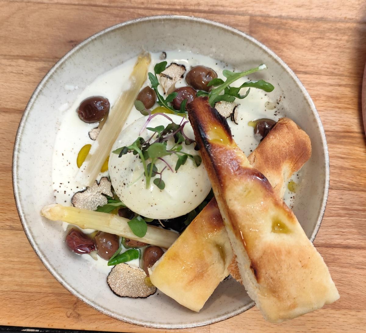Burrata, truffe d'été et focaccia