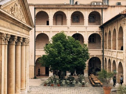 La cour du Centre de la Vieille Charité, où se trouvent OLLā et le cinéma Le Miroir