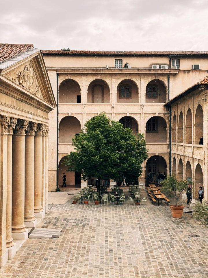 La cour de la Vieille Charité, sa terrasse et son arbre