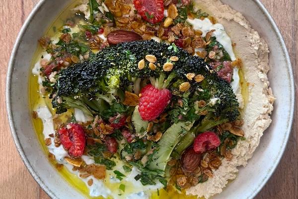 Brocoli brûlé, raïta et chermoula à la framboise