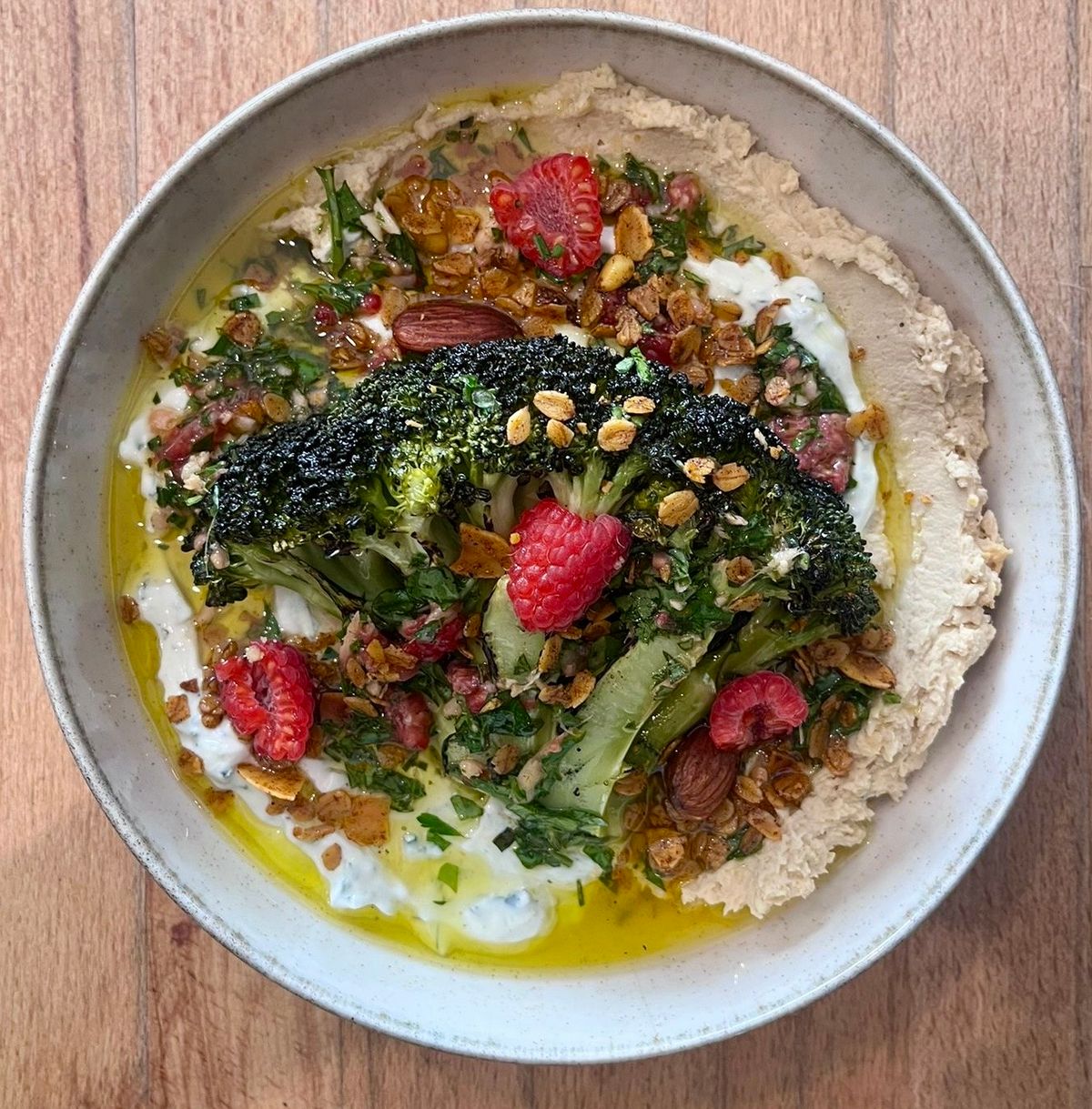 Brocoli brûlé, raïta et chermoula à la framboise