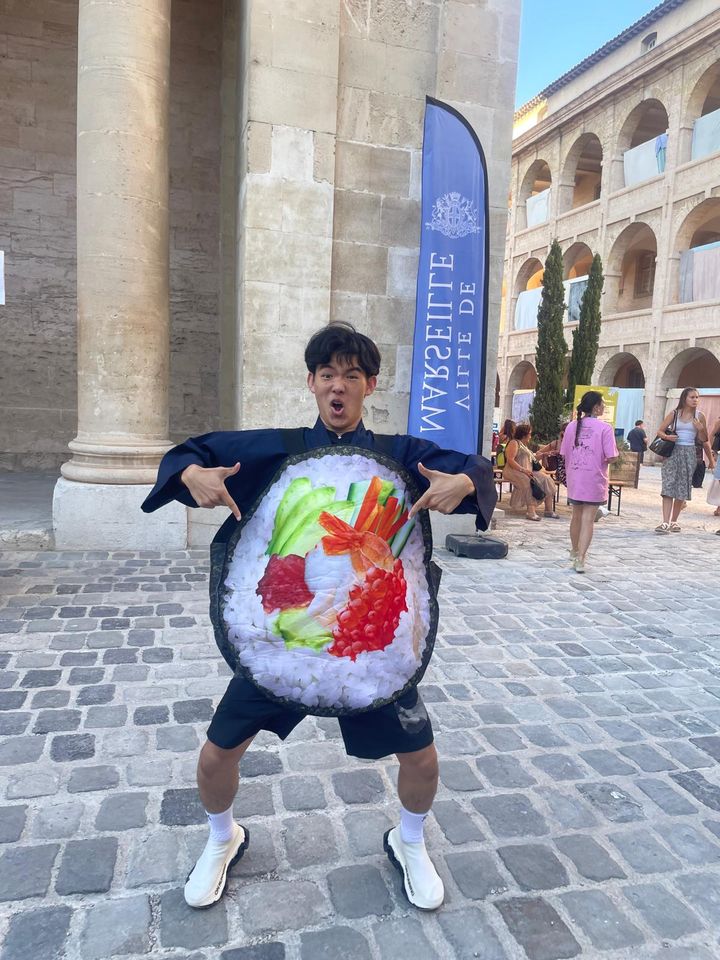 La collab’ OLLā × Tsunagu au festival : le maki géant dans la cour de la Vieille Charité