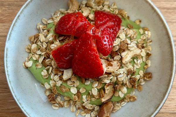 Crème d'avocat, granola et fraises