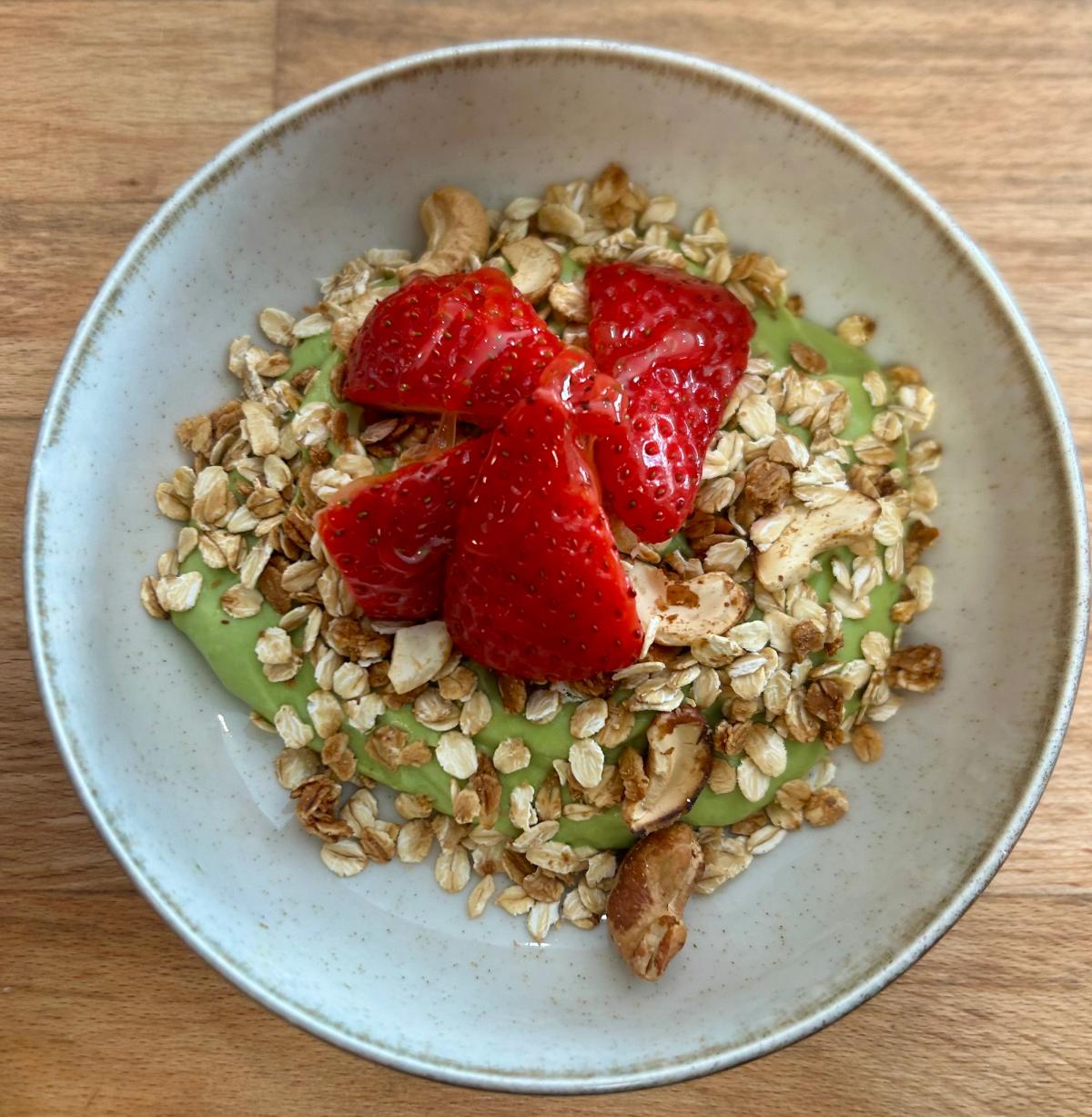 Crème d'avocat, granola et fraises