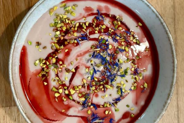 Soupe d'hibiscus à la pistache