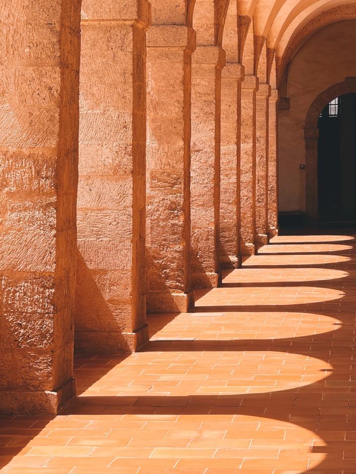 Les coursives de la Vieille Charité au soleil