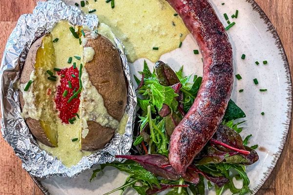 Saucisse grillée, crème au raifort fumé