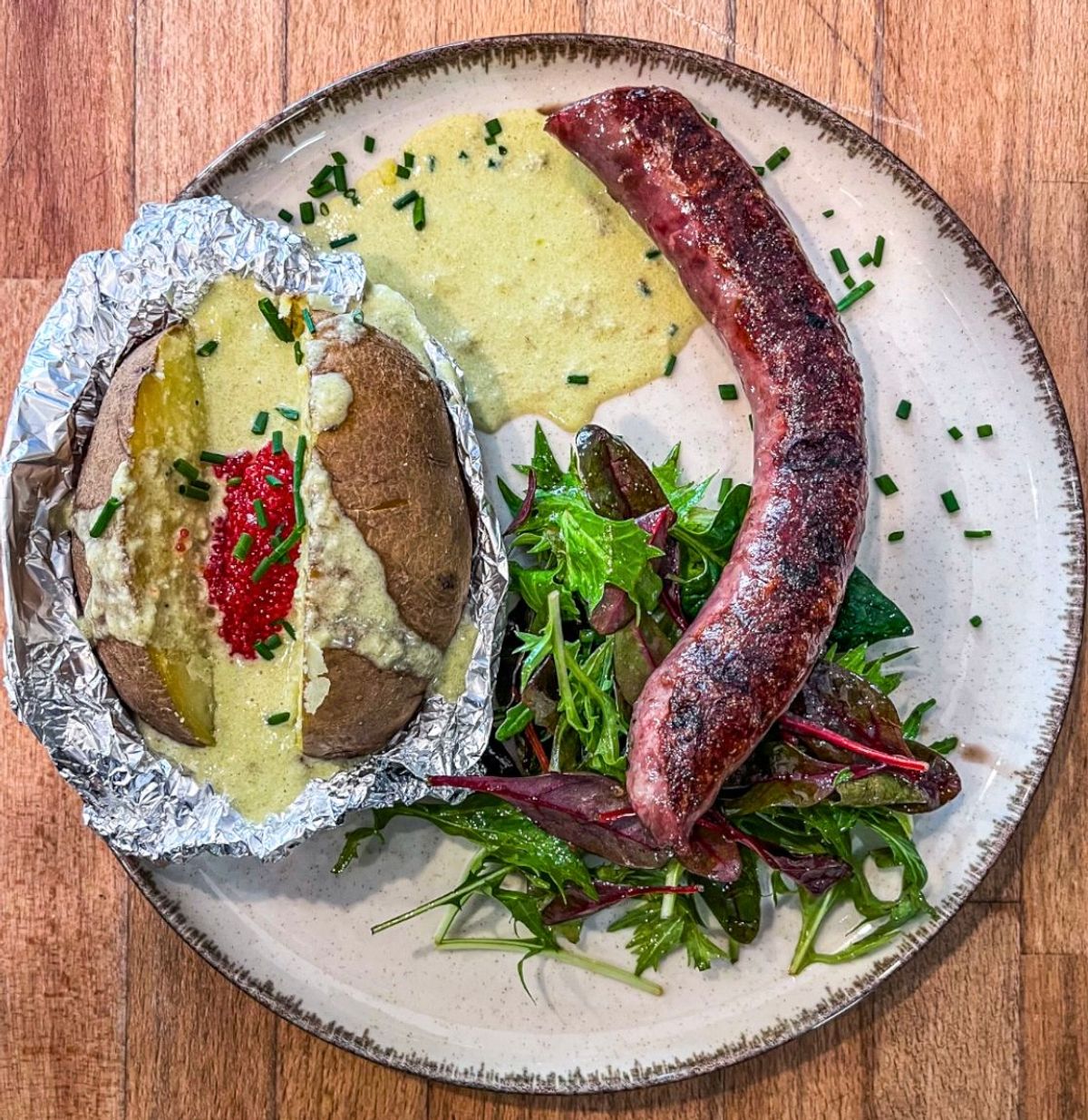 Saucisse grillée, crème au raifort fumé