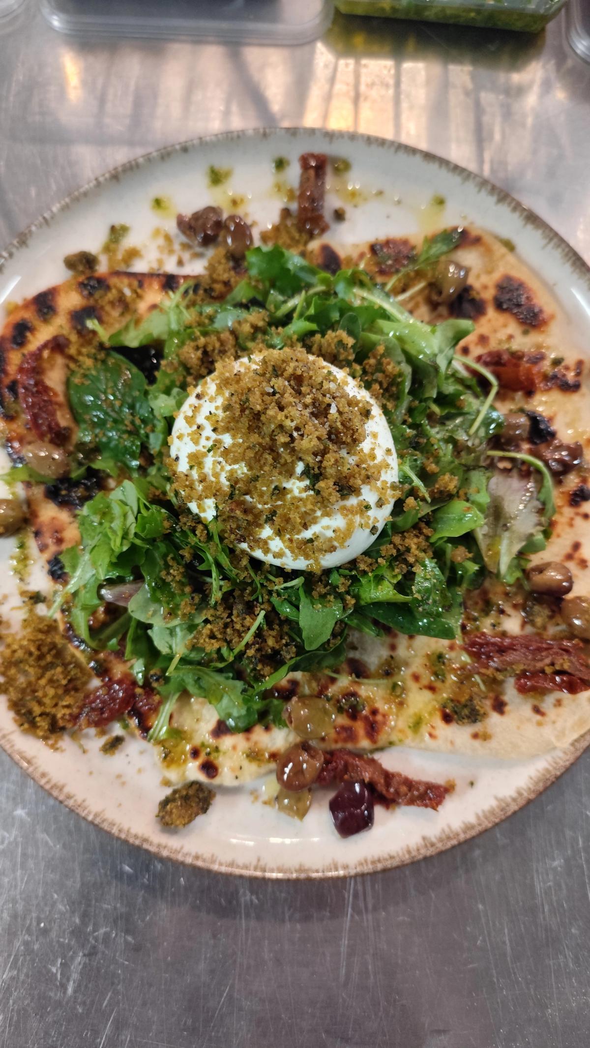 Burrata, lángos maison au pesto