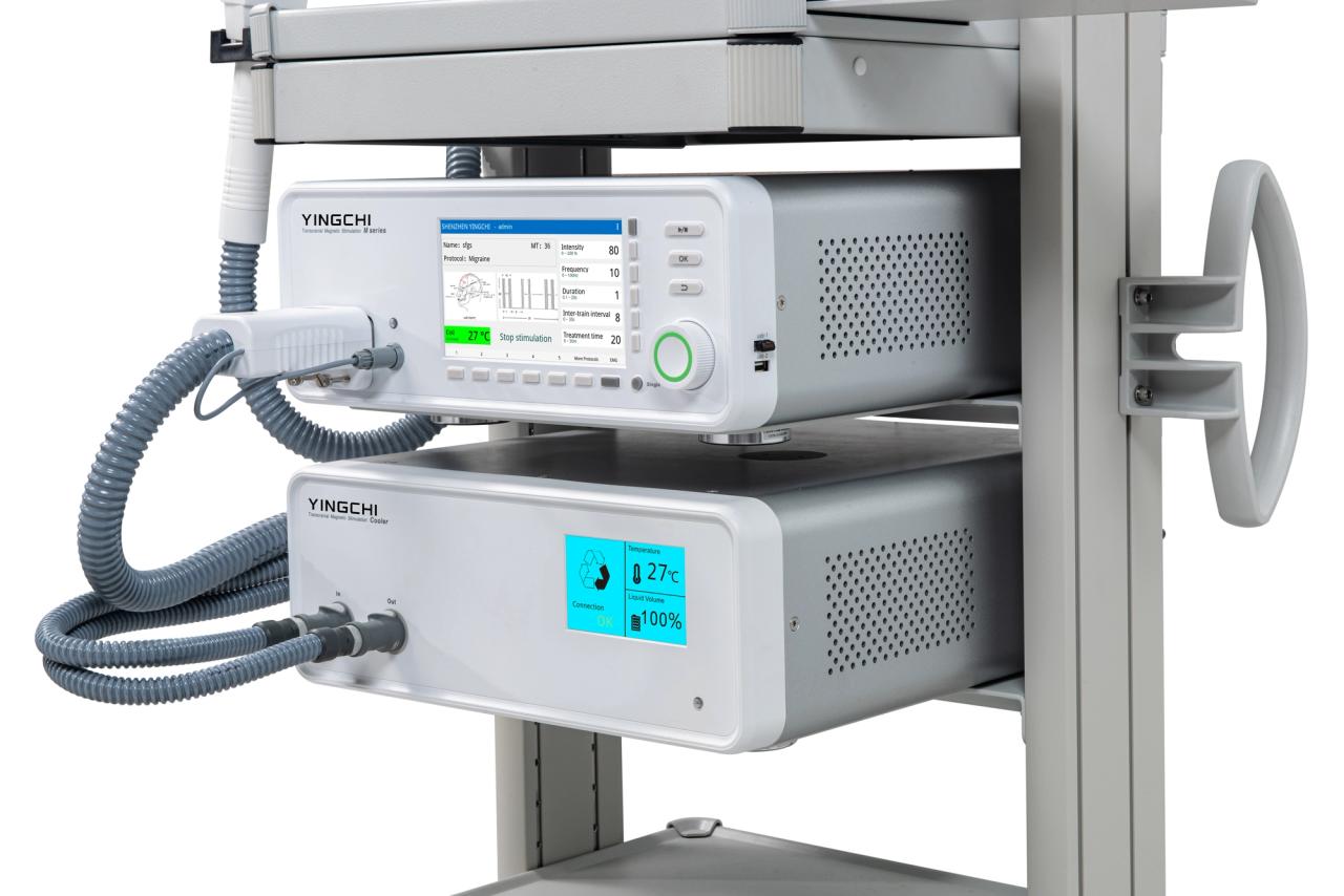 Dettaglio dello stimolatore magnetico M-100 con sistema di raffreddamento a liquido.