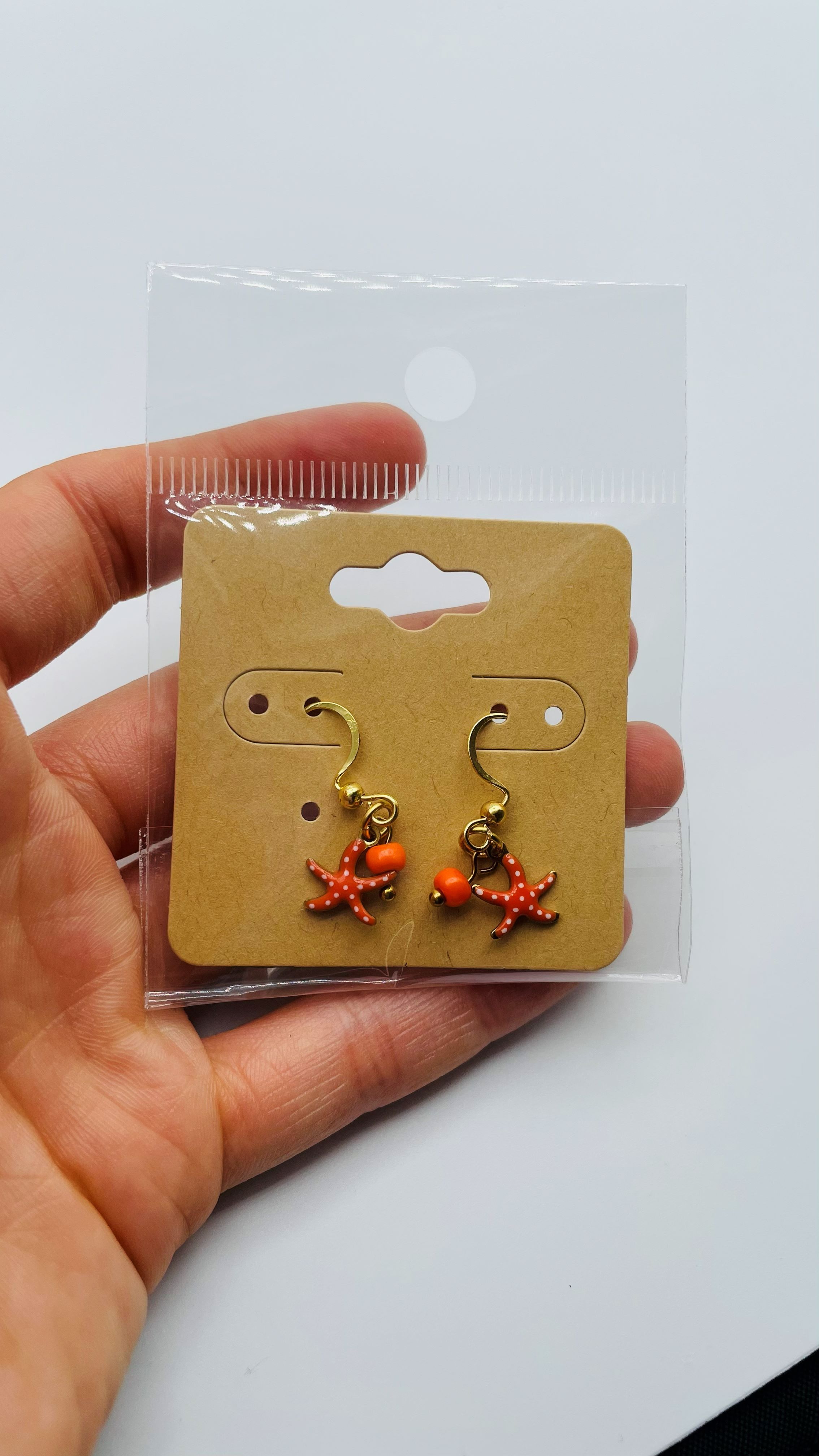 Gouden oorbellen met oranje zeester met stippen