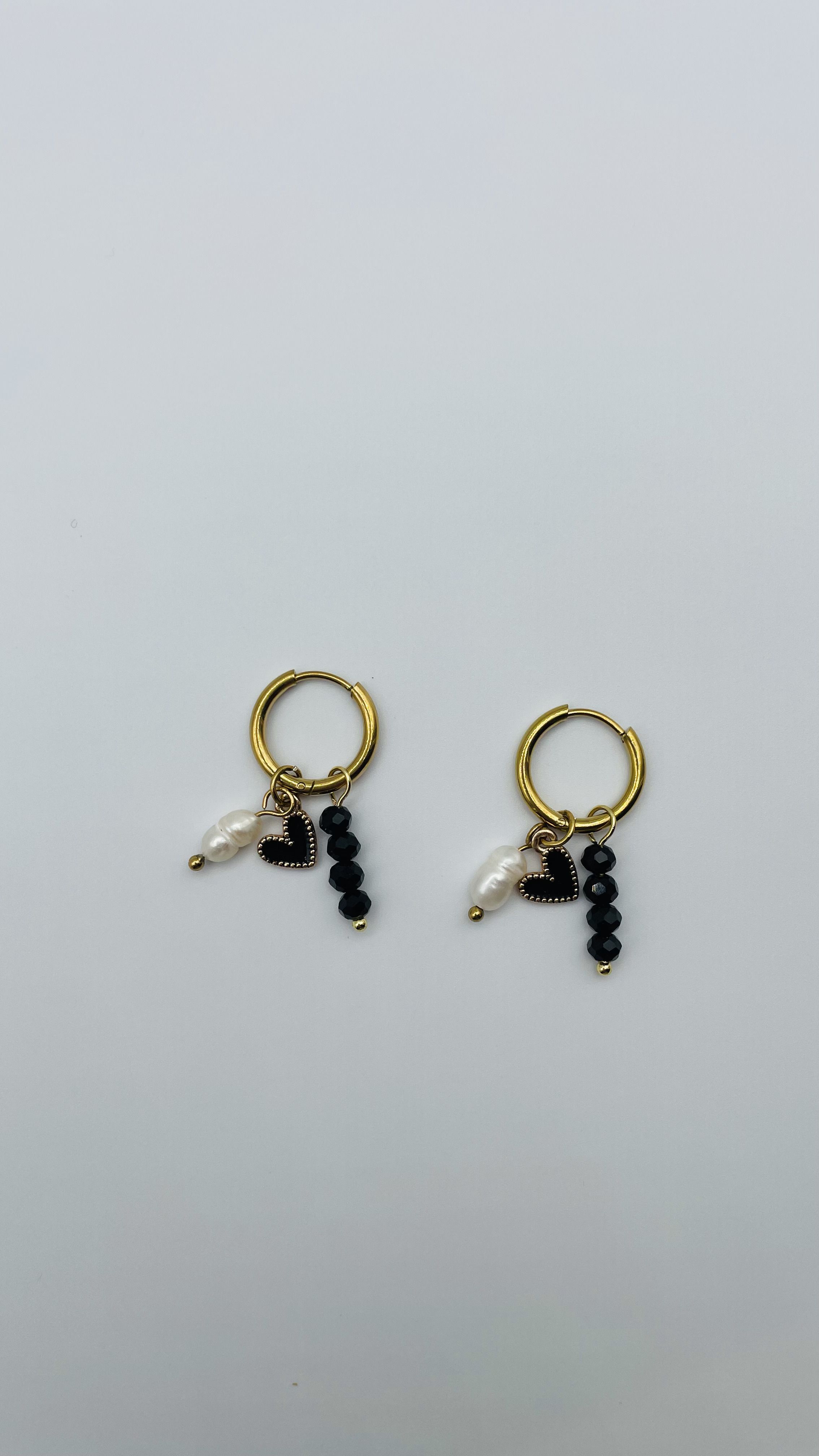 Gouden capri oorbellen zwart