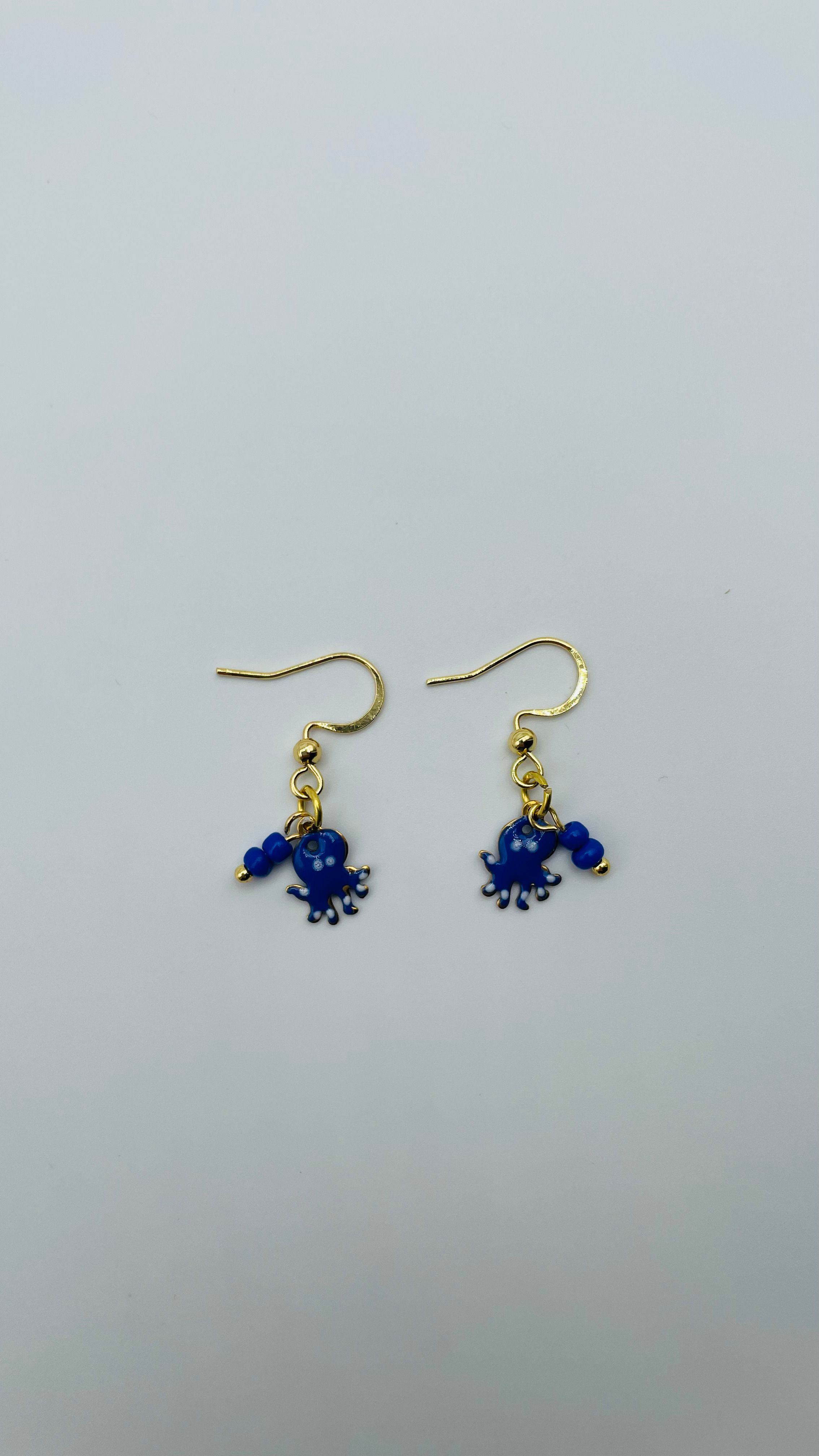 Gouden oorbellen met blauwe octopus