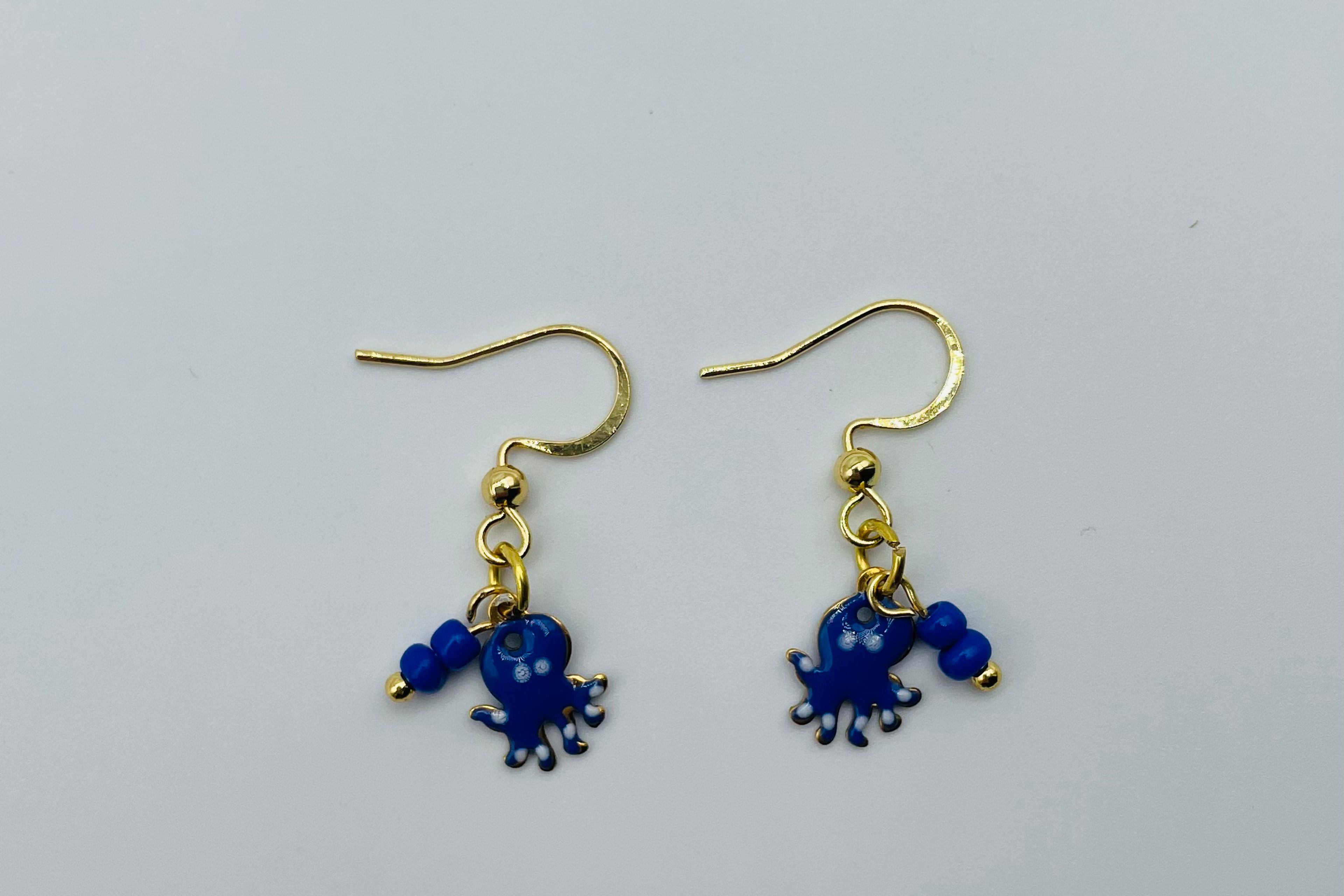 Gouden oorbellen met blauwe octopus