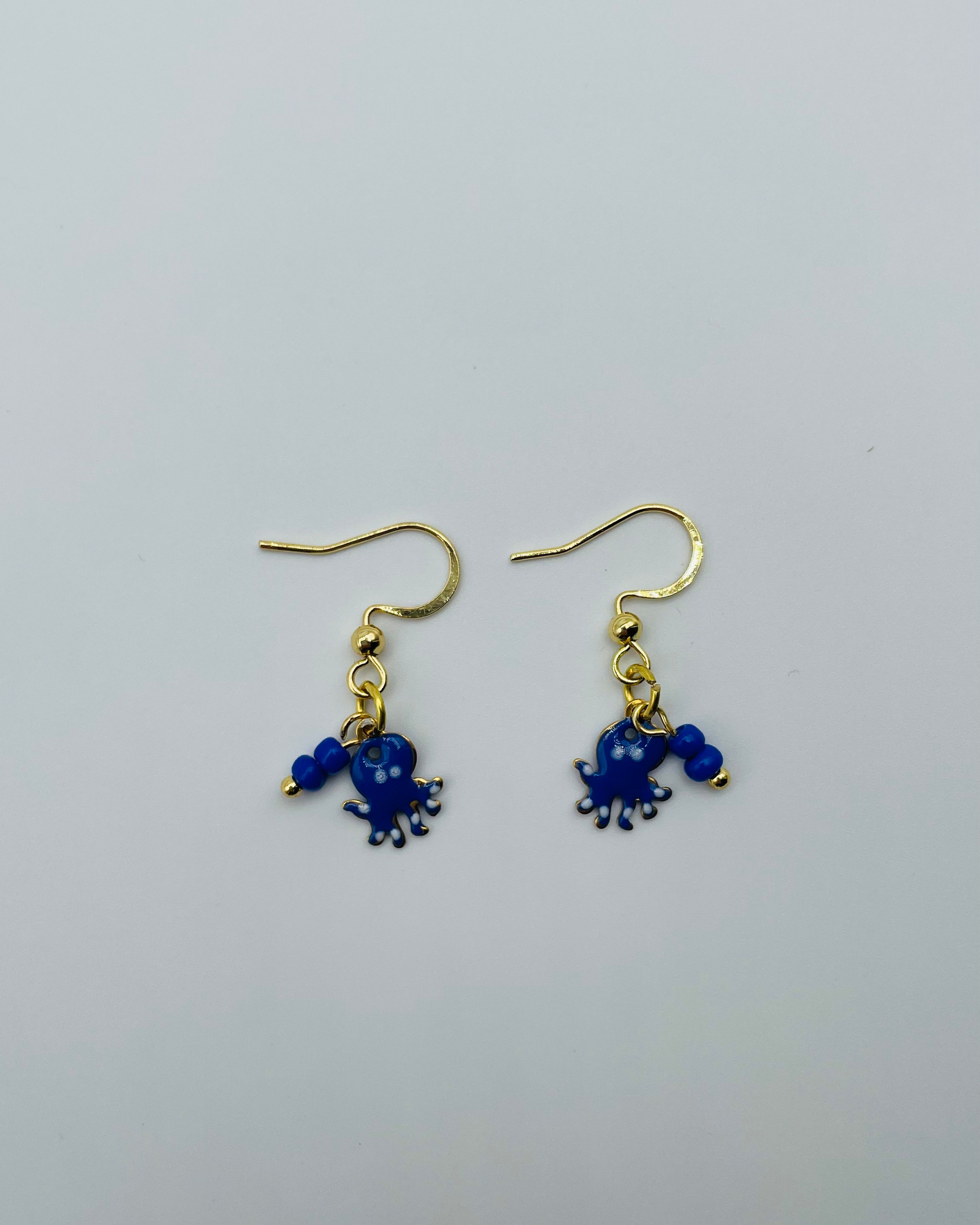 Gouden oorbellen met blauwe octopus