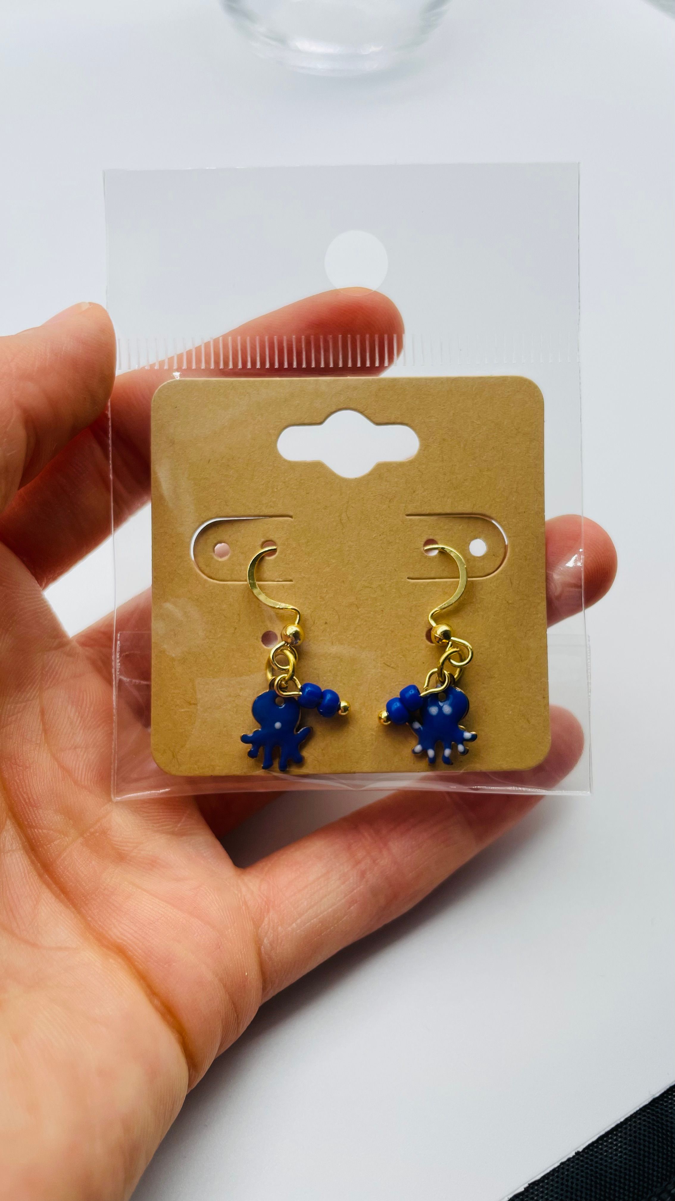 Gouden oorbellen met blauwe octopus