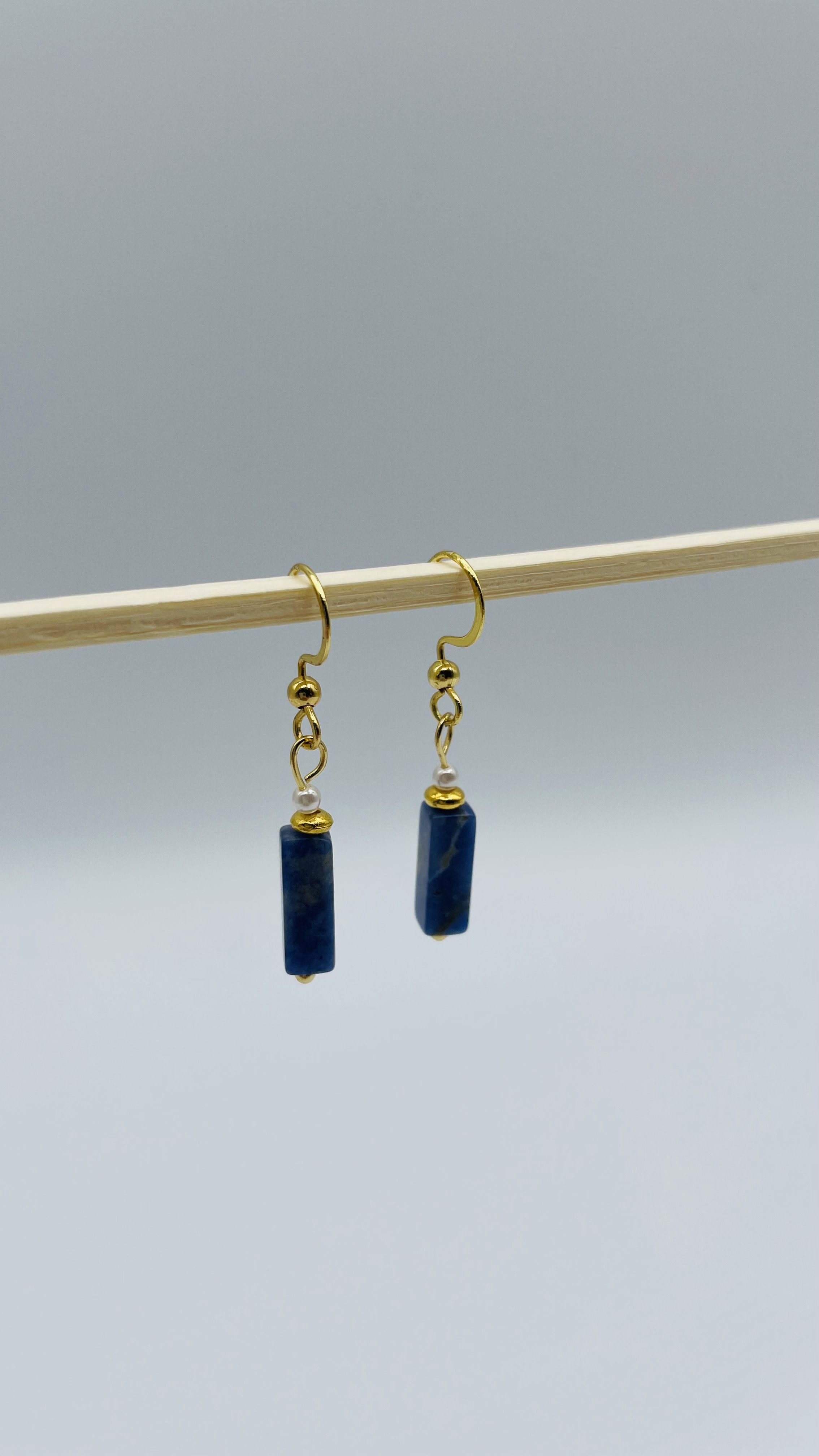 Milano gouden oorbellen met blauw