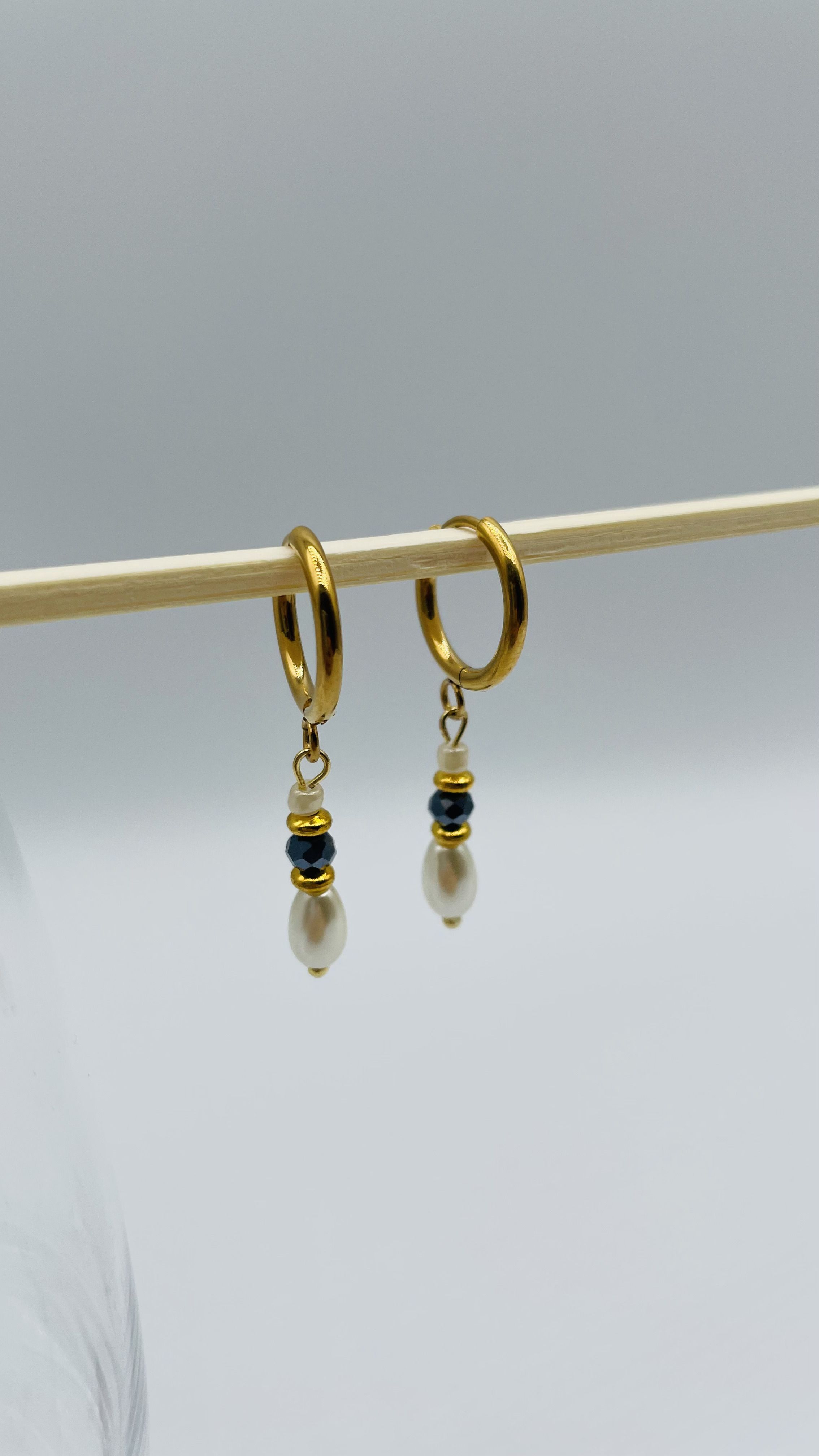 Mykonos gouden oorbellen met donkerblauw