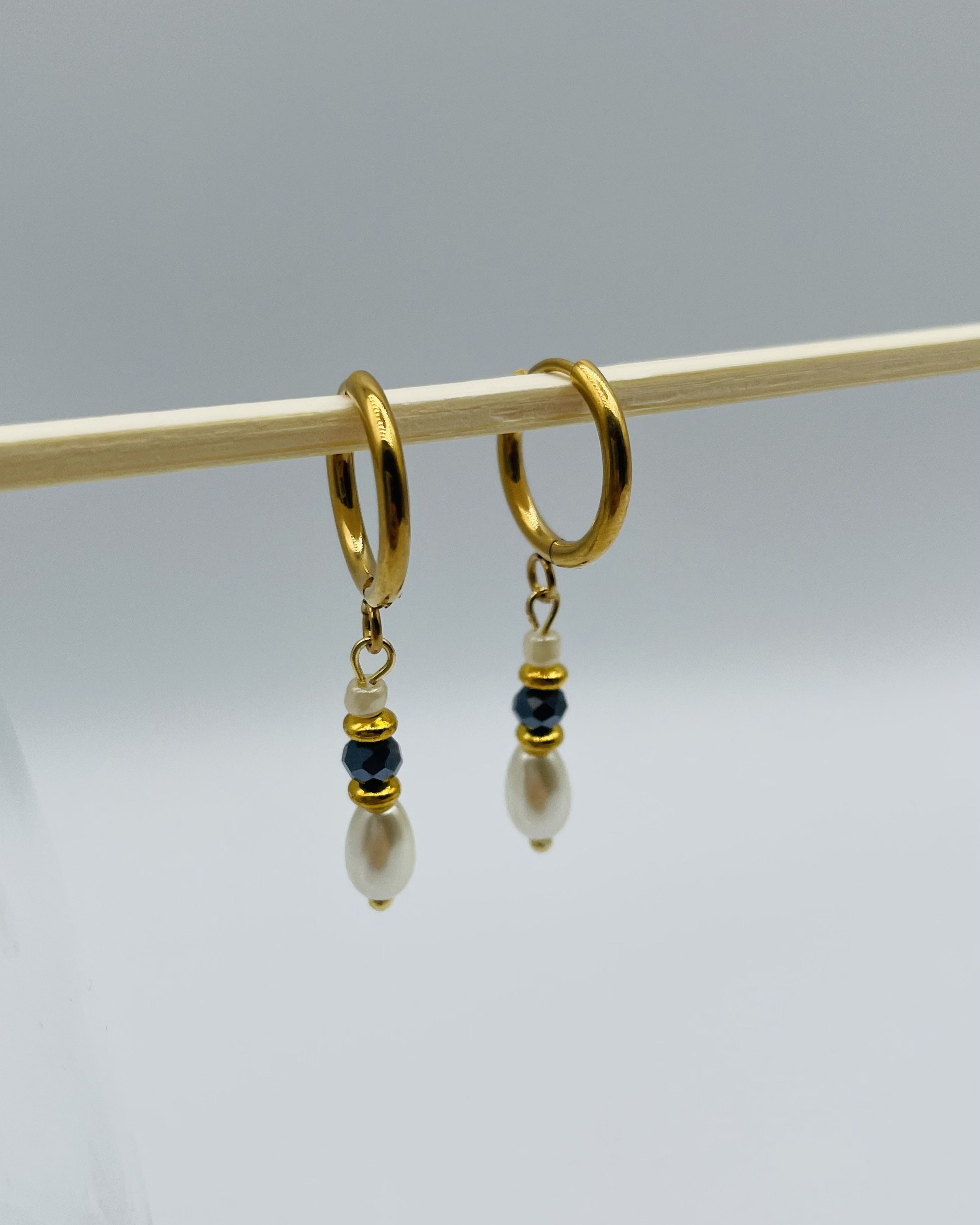 Mykonos gouden oorbellen met donkerblauw