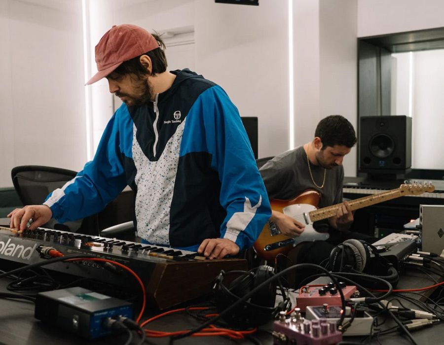 Rolling Stone Italy: Behind the scenes of the writing camp where the hits of the future are born 