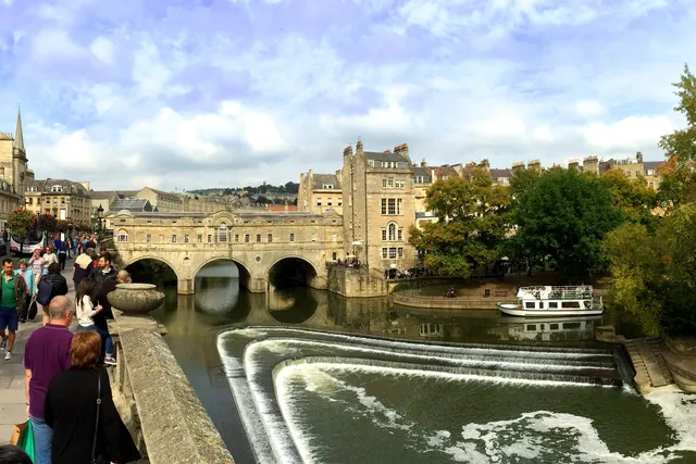 Pulteney Bridge and Weir with a Pulteney Cruise river boat