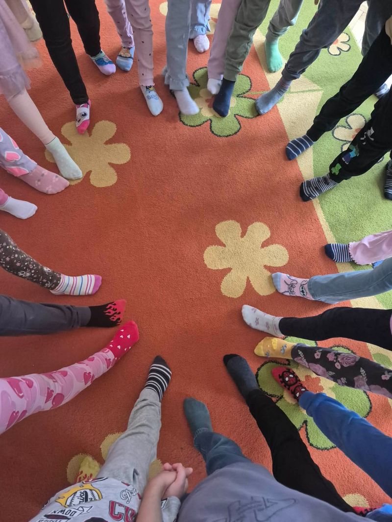 Dzieci w różnokolorowych skarpetkach