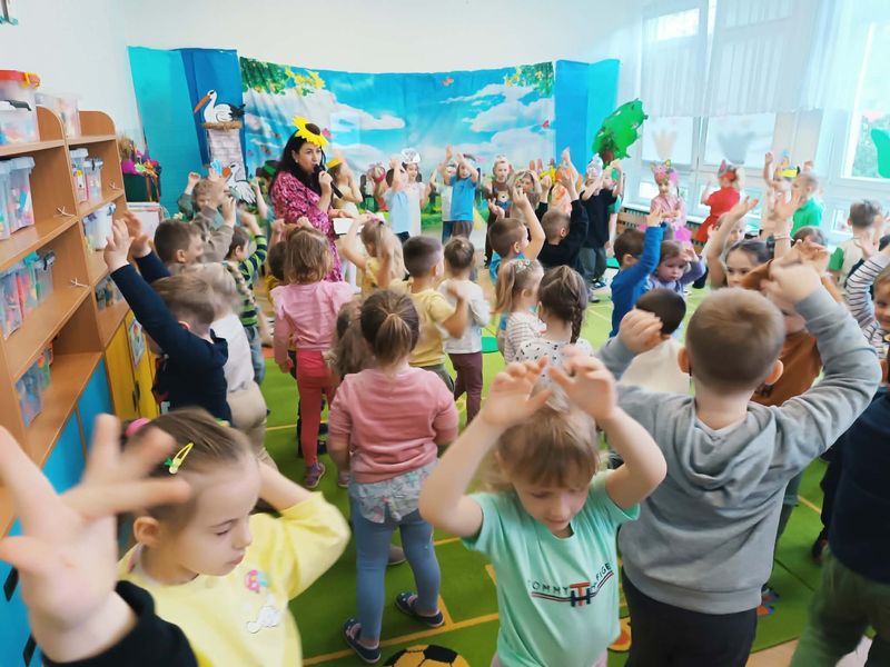 Przedszkolaki w kolorowych strojach