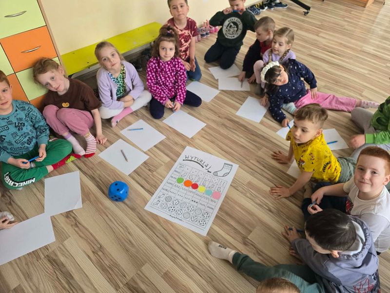 Dzieci podczas zabawy edukacyjnej