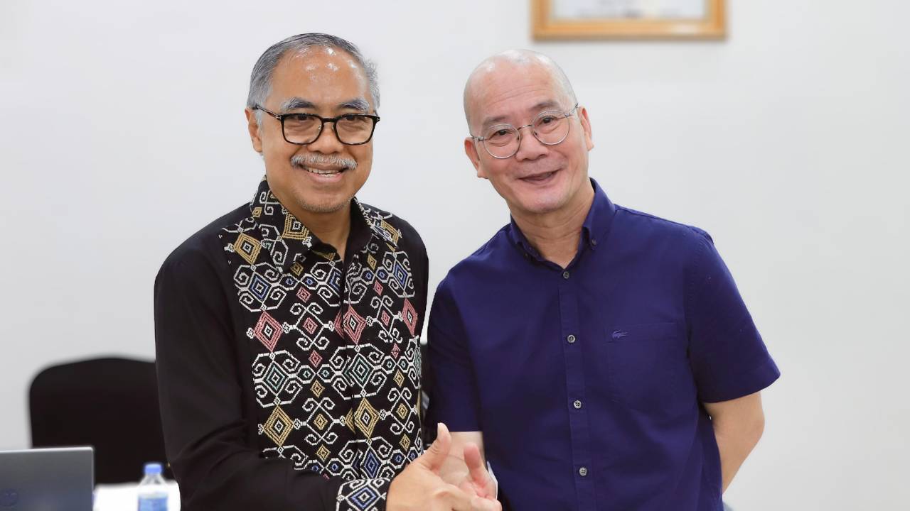 Hai đại diện bắt tay tại sự kiện Road to TEI 2026 của Đại sứ quán Indonesia