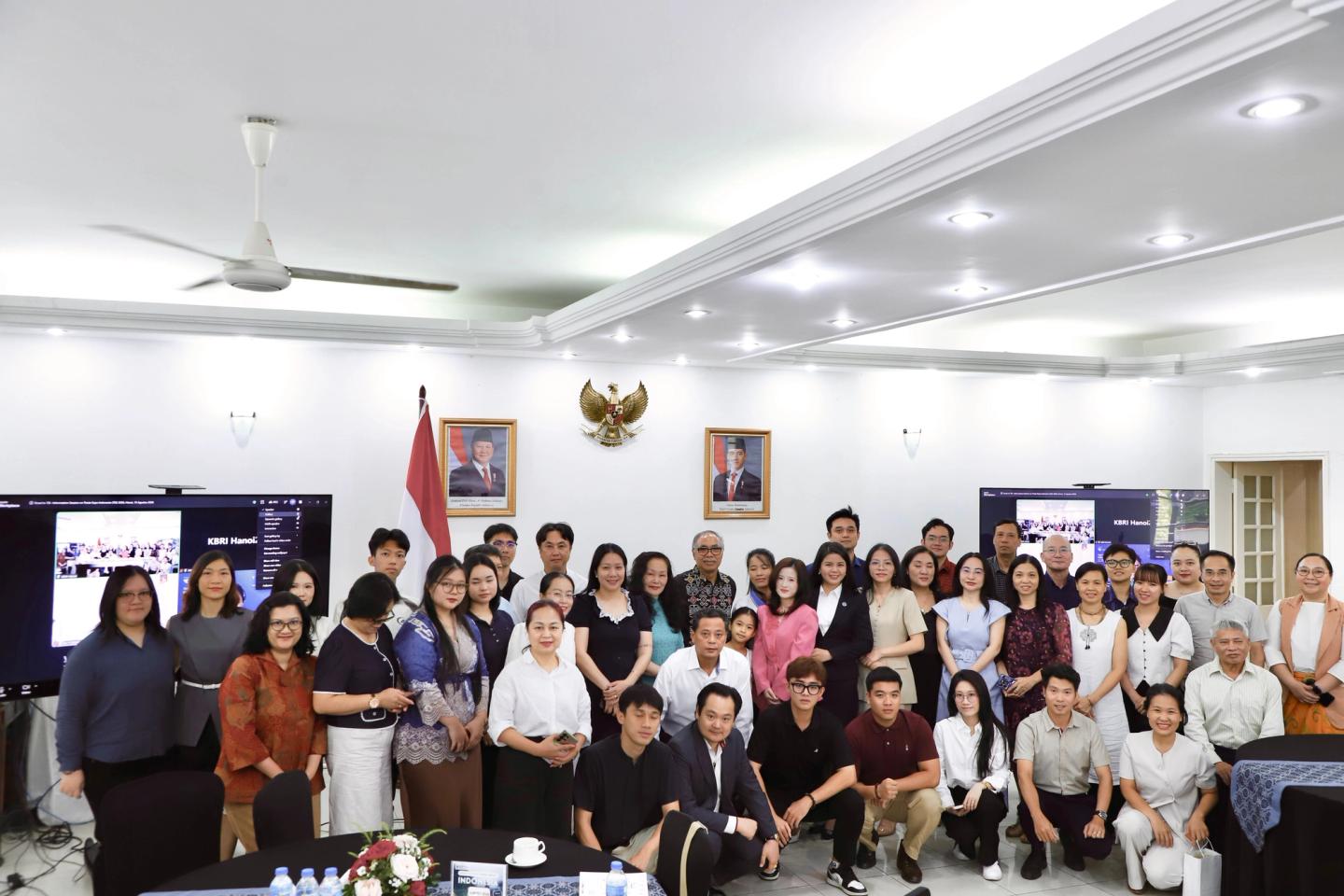 Đoàn đại biểu chụp ảnh tập thể tại chương trình Road to TEI 2026