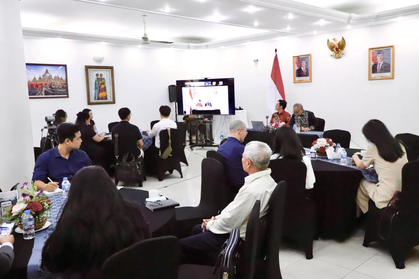Các đại biểu ngồi dự chương trình trong phòng họp của Đại sứ quán Indonesia