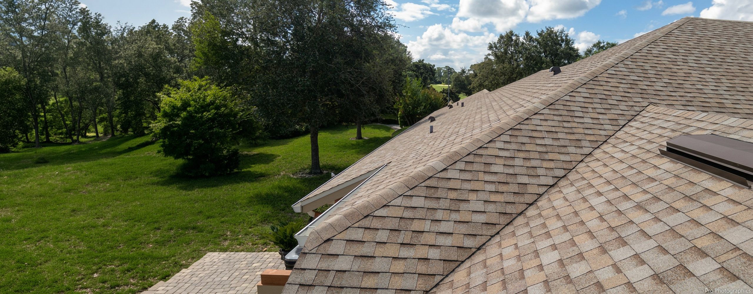 Equipo de techadores trabajando en una vivienda del centro de Florida