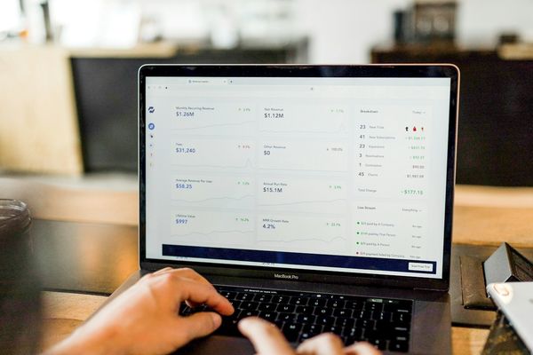 Company profile website versus online store — an Indonesian business owner weighing which type matches their sales model, whether deals close through WhatsApp conversation and proposals, or through a catalogue, shopping cart, and online payment on the page itself