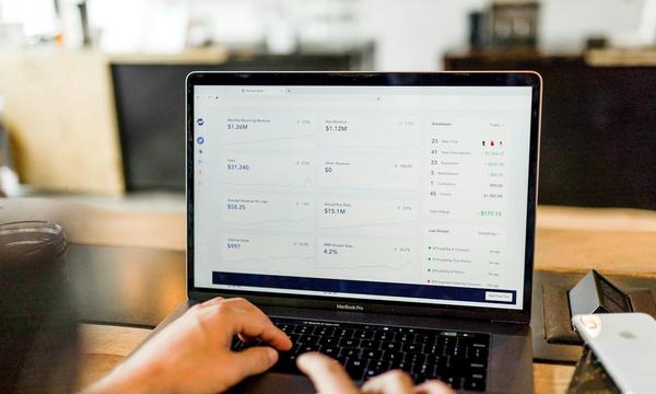 Company profile website versus online store — an Indonesian business owner weighing which type matches their sales model, whether deals close through WhatsApp conversation and proposals, or through a catalogue, shopping cart, and online payment on the page itself