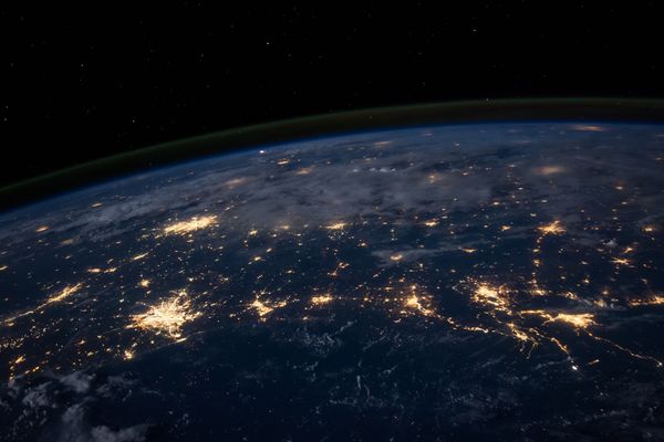 Jaringan koneksi global sebagai ilustrasi integrasi sistem bisnis digital Indonesia 2026