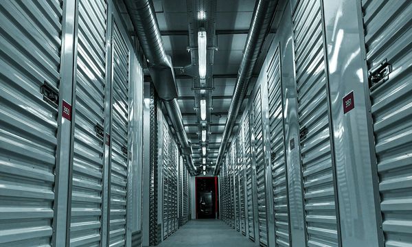 Lorong unit penyimpanan sewa bernomor, analogi menyewa server bulanan sesuai ukuran kebutuhan bisnis kecil