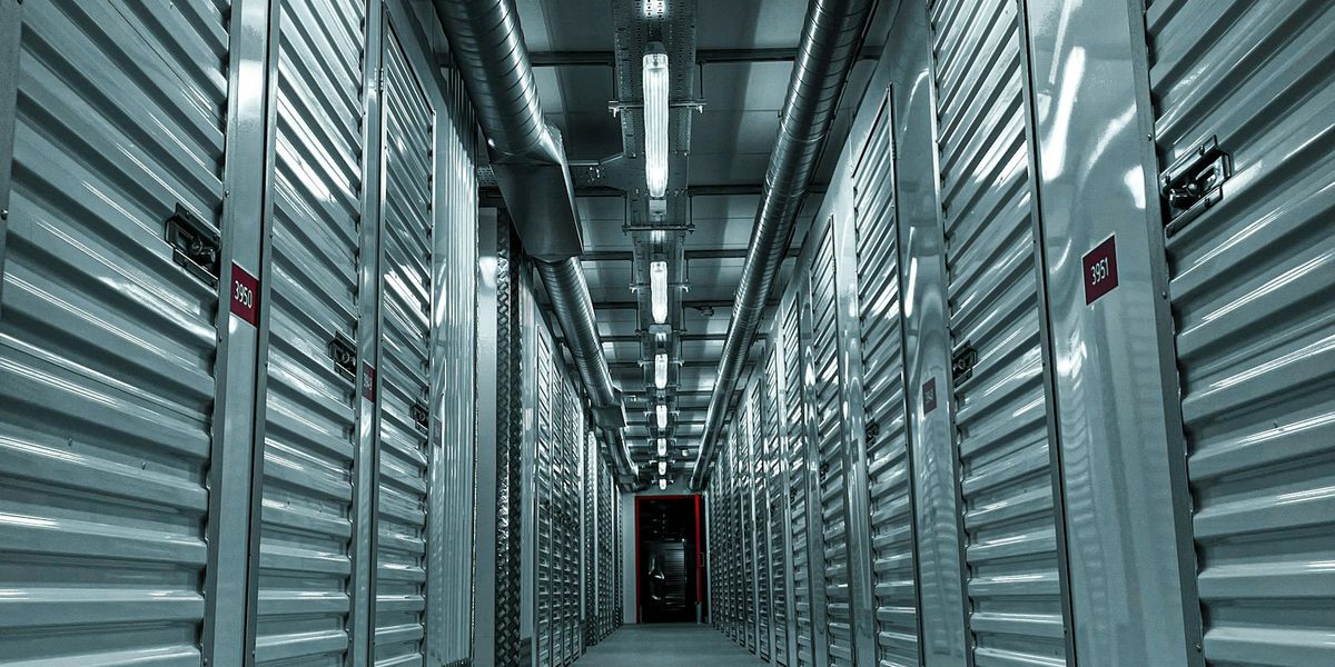 Lorong unit penyimpanan sewa bernomor, analogi menyewa server bulanan sesuai ukuran kebutuhan bisnis kecil